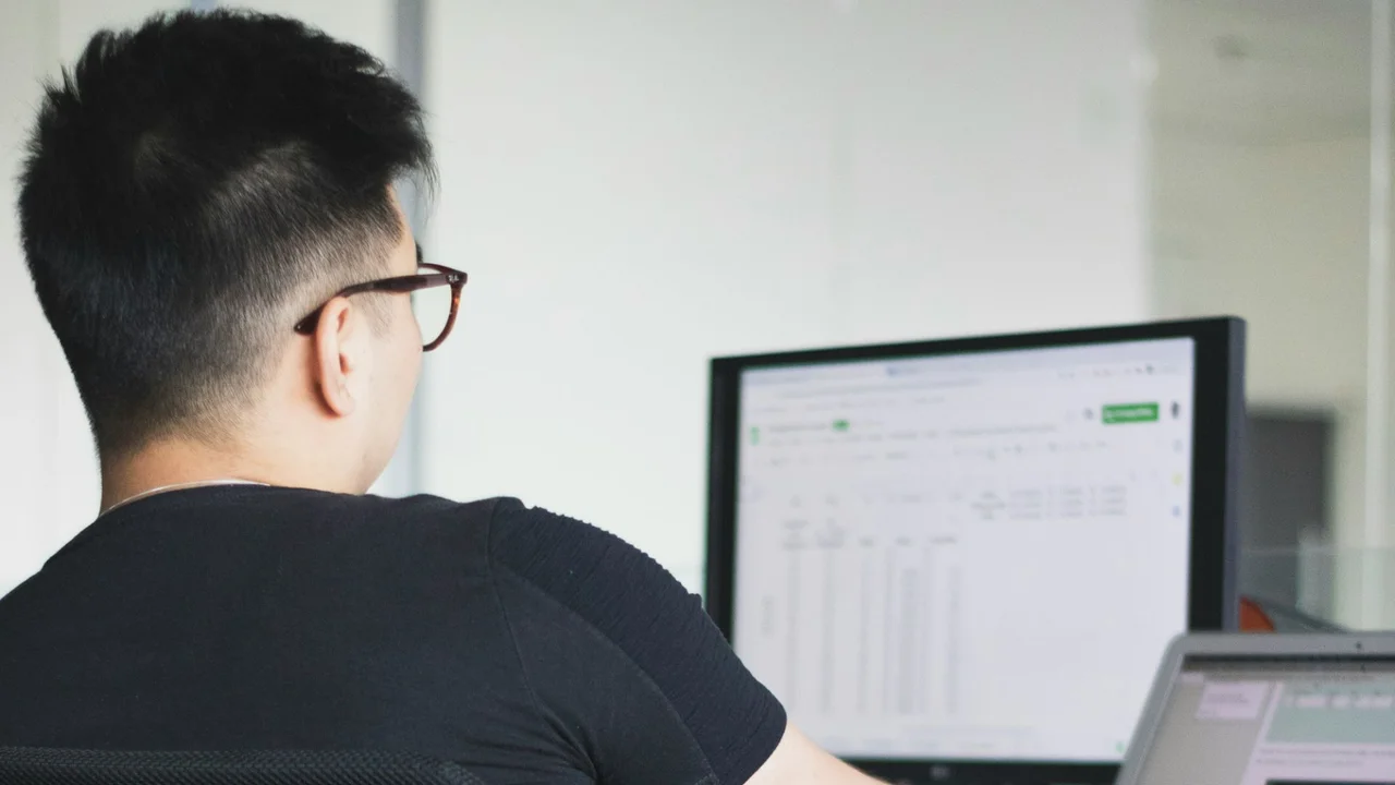 SG finance worker earning ‘low five digit salary’ asks if he should find another job after he hit the salary glass ceiling, netizens say: ‘Just be glad you have a job’
