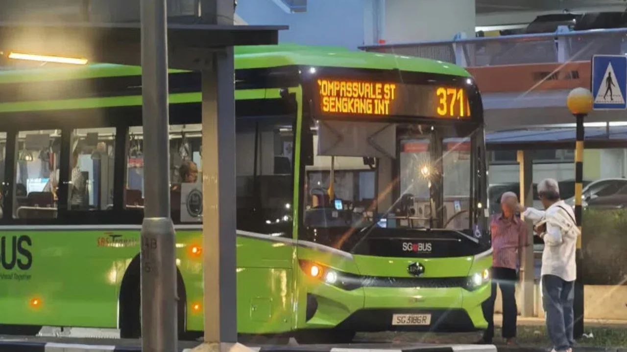 Man runs into road to block bus that did not break for him at designated bus stop