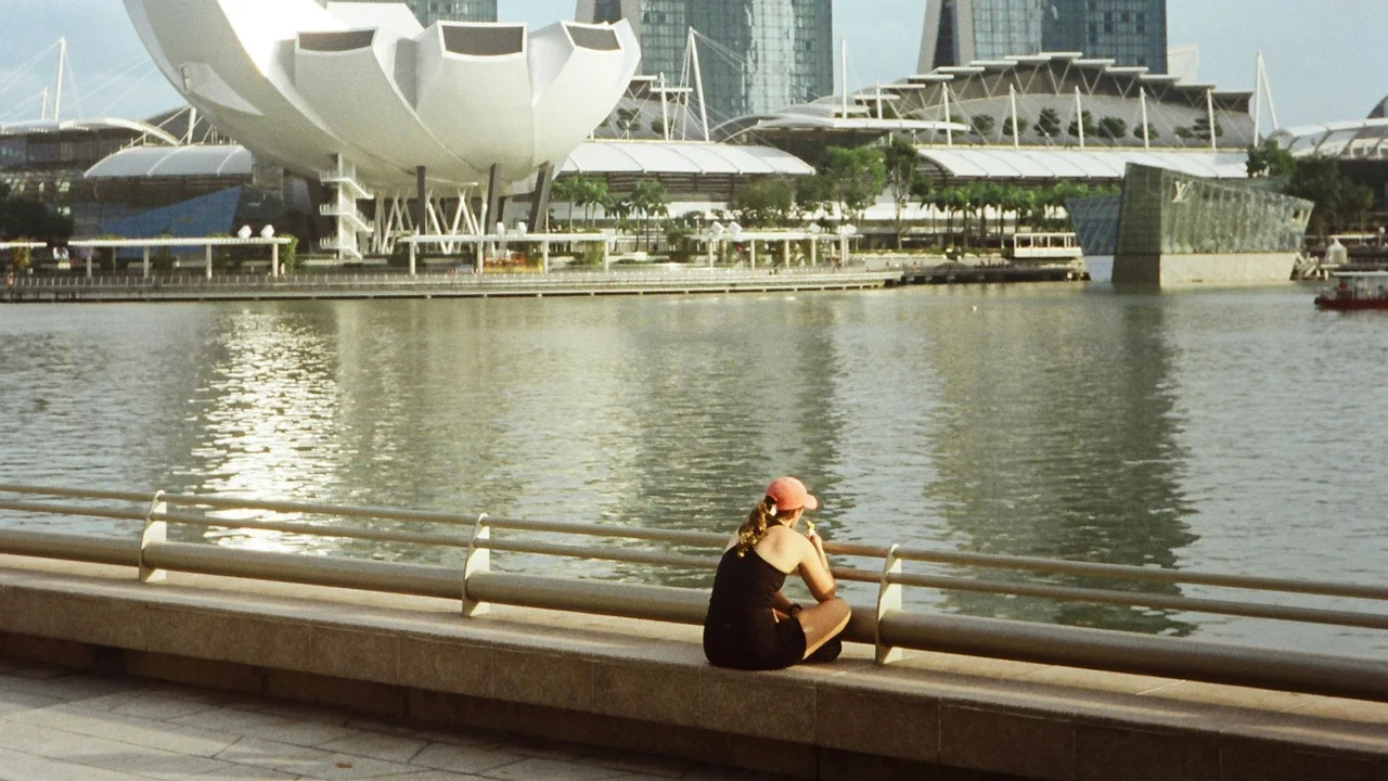 Expat feels ‘miserable’ after nearly 3 years in Singapore, says Singaporean BF is the only reason she stays