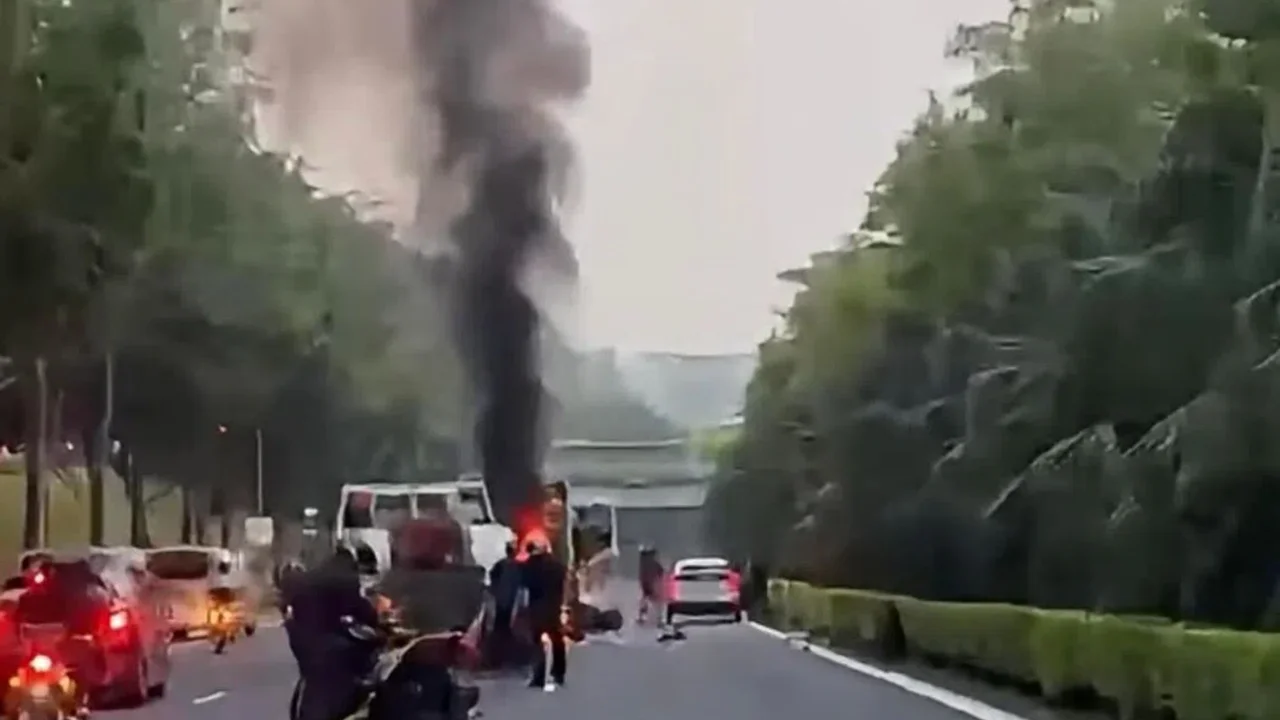 Drivers rush to extinguish fire after multi-vehicle collision on Tampines Expressway