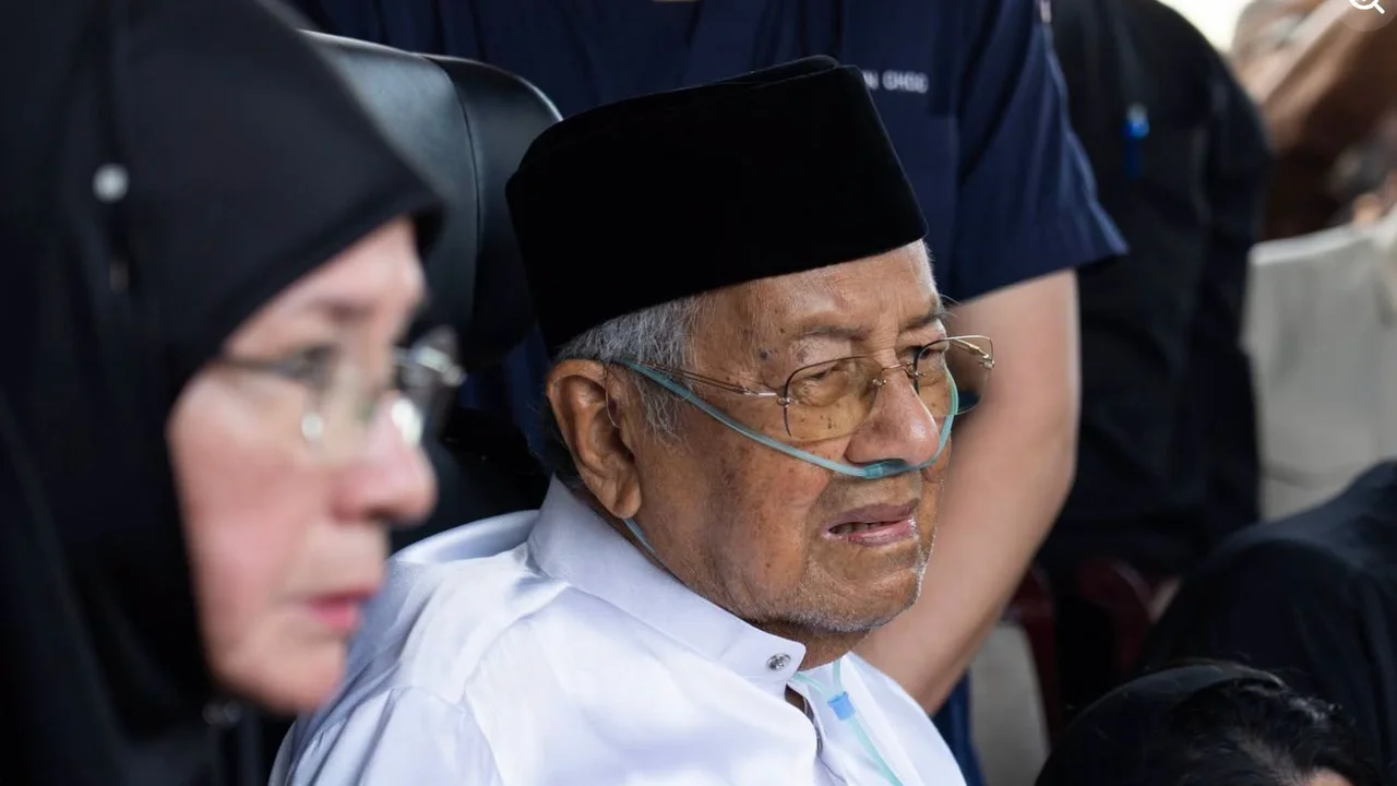 After  discharge from hospital, tearful Malaysian ex-PM Mahathir visits wife Siti Hasmah’s grave