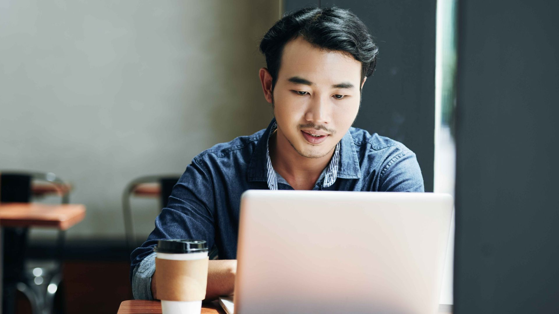 Singaporean earning S$10–13k a month asks locals if he should give up a stress-free job for higher pay and career growth