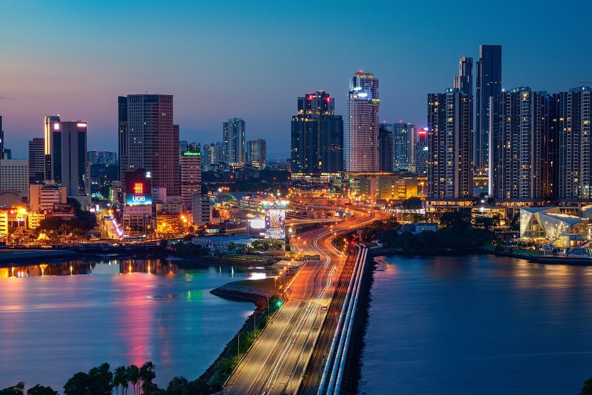 Malaysia monitors economic pressures as costs affect jobs and industries