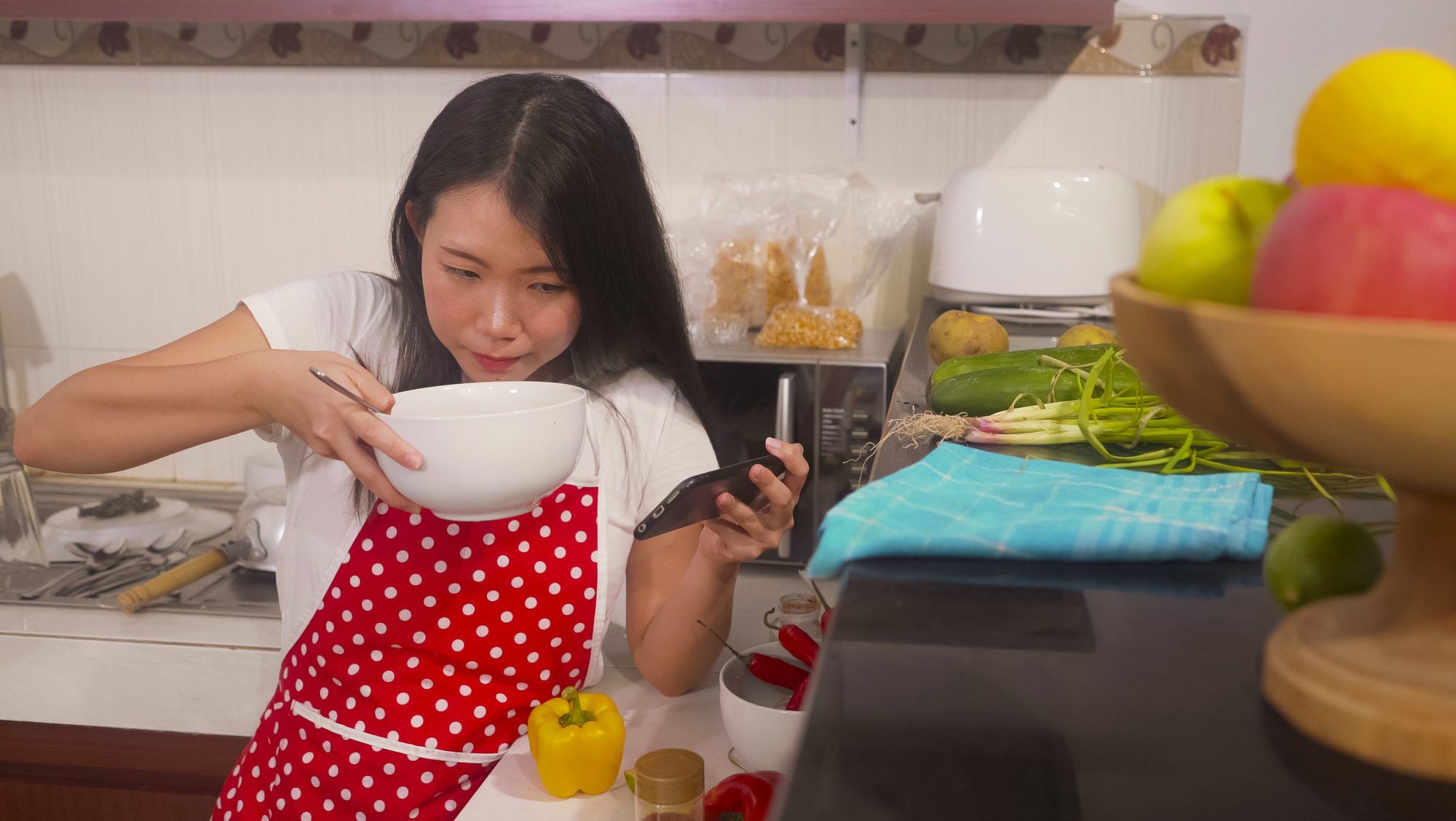 ‘Simply too lazy and addicted to her phone’: SG mother says she’s traumatised after hiring difficult maid, asks Reddit how to cope without one