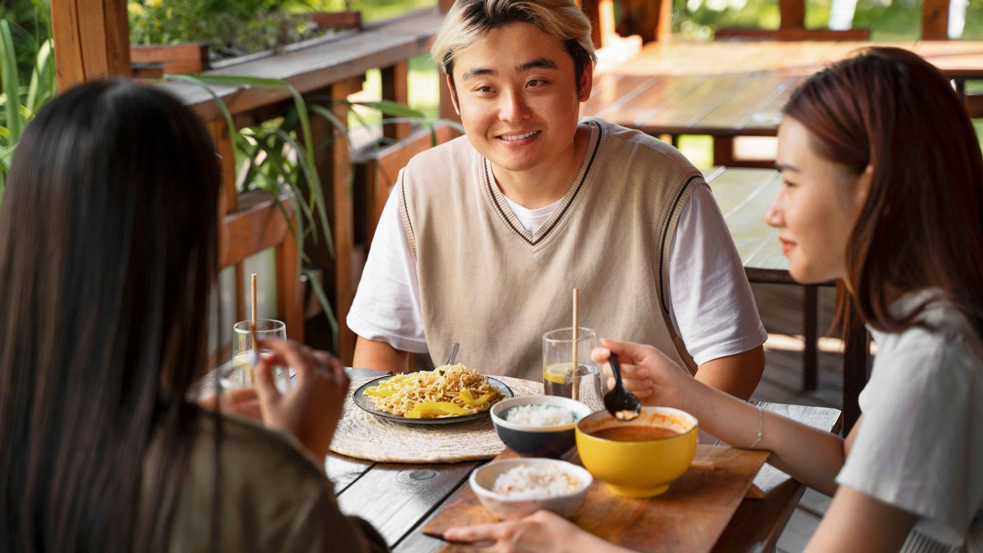Intern struggles to say no as boss keeps inviting them to S$11-S$17 lunches daily: ‘How do I tell her I don’t want to eat lunch with her?’