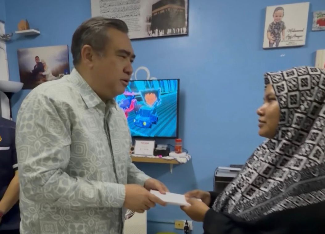 Malaysia’s Transport Minister gives cash aid to widow whose husband died after going to buy textbook for their son