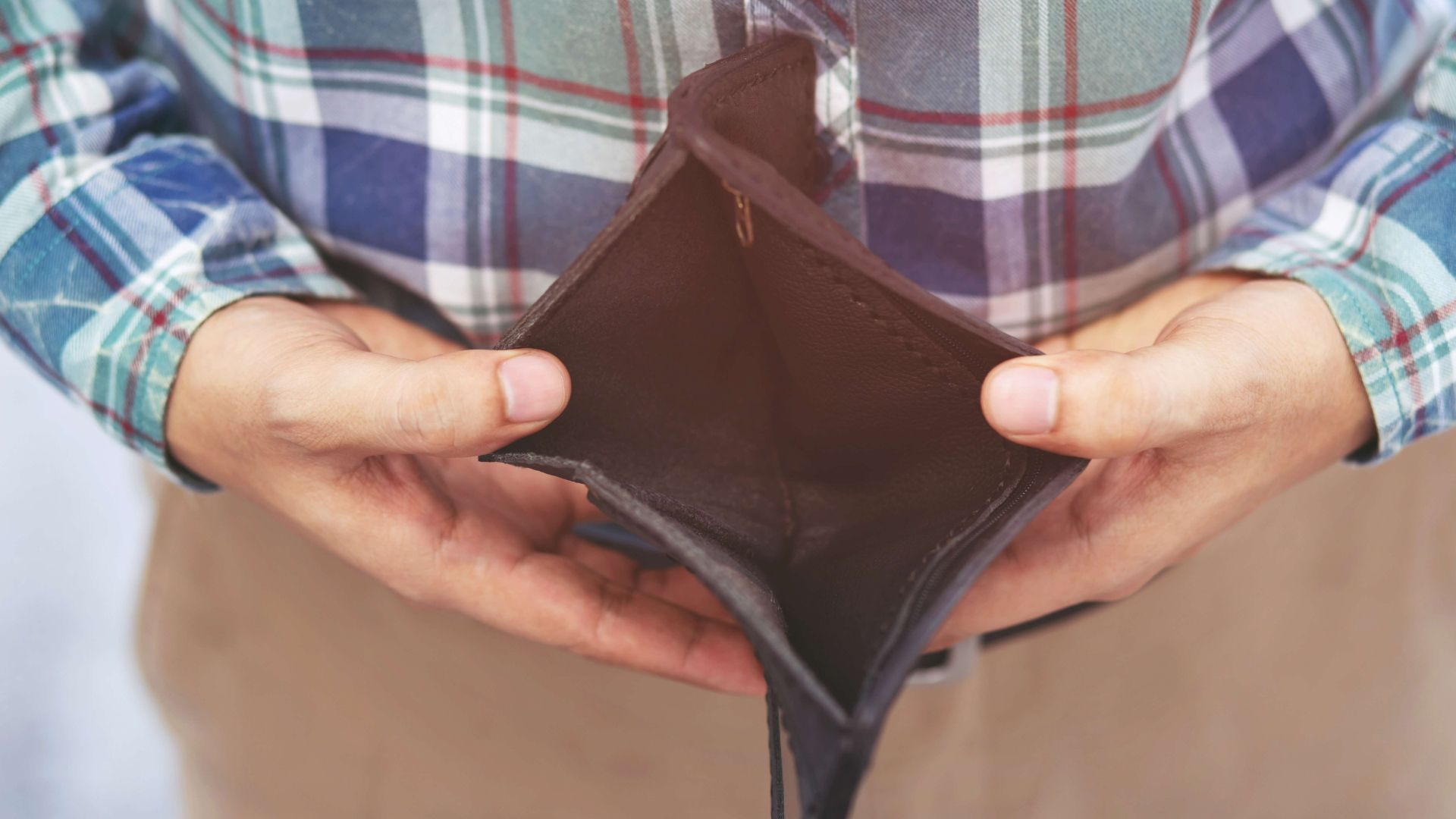 ‘I just feel so lost’: 25 y/o Singaporean seeks advice on how to turn his finances around