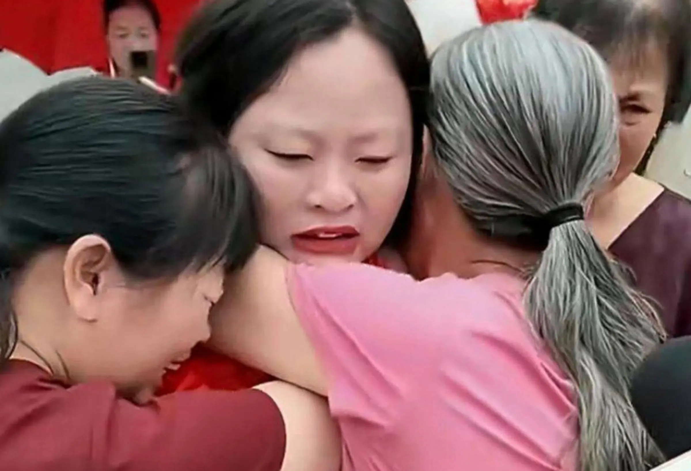 One broken bottle, 22 years apart: Woman's childhood fear led to two decades lost from her family