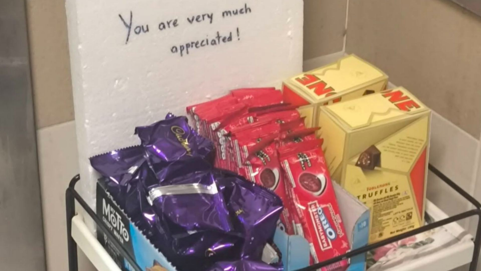 SG residents set up snack trolley for delivery rid