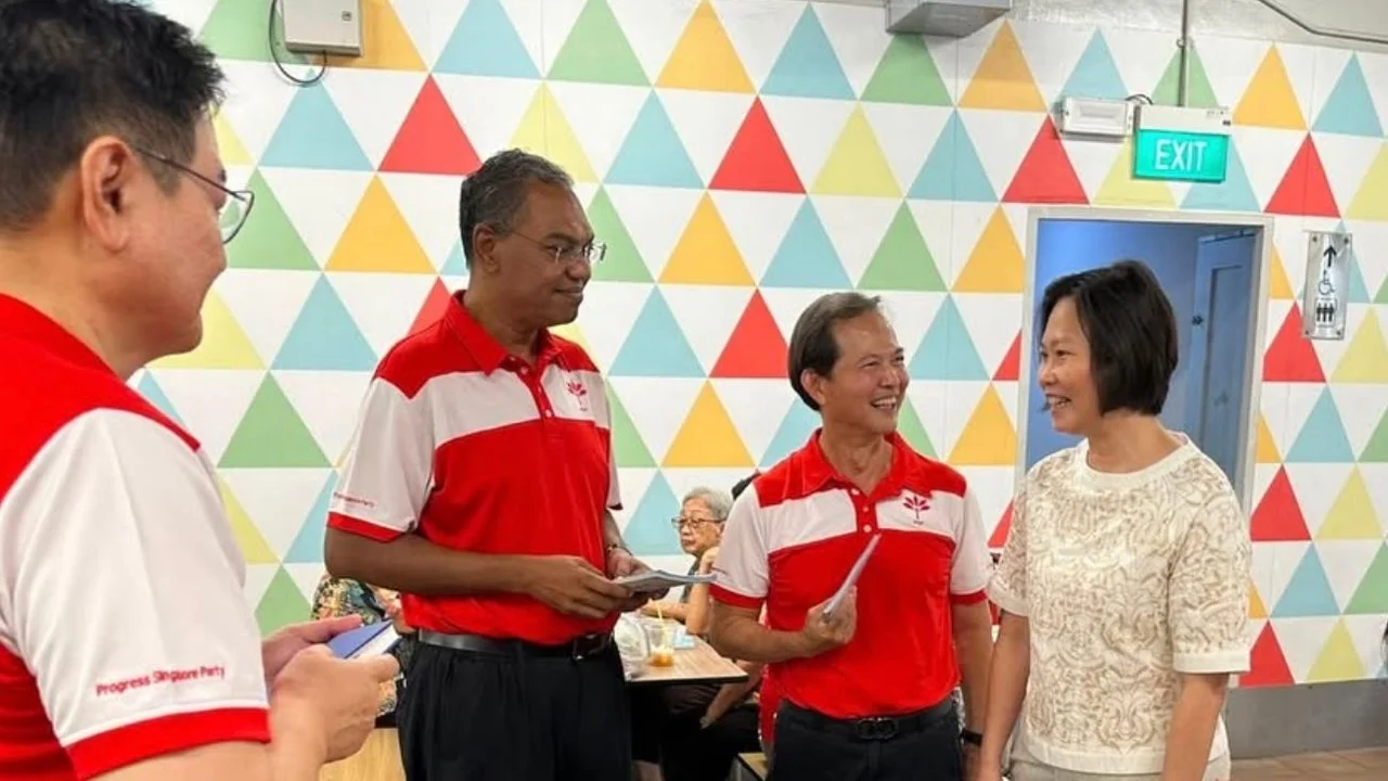 Gan Siow Huang stops by for a chat with Leong Mun Wai, PSP team, at Shunfu Market