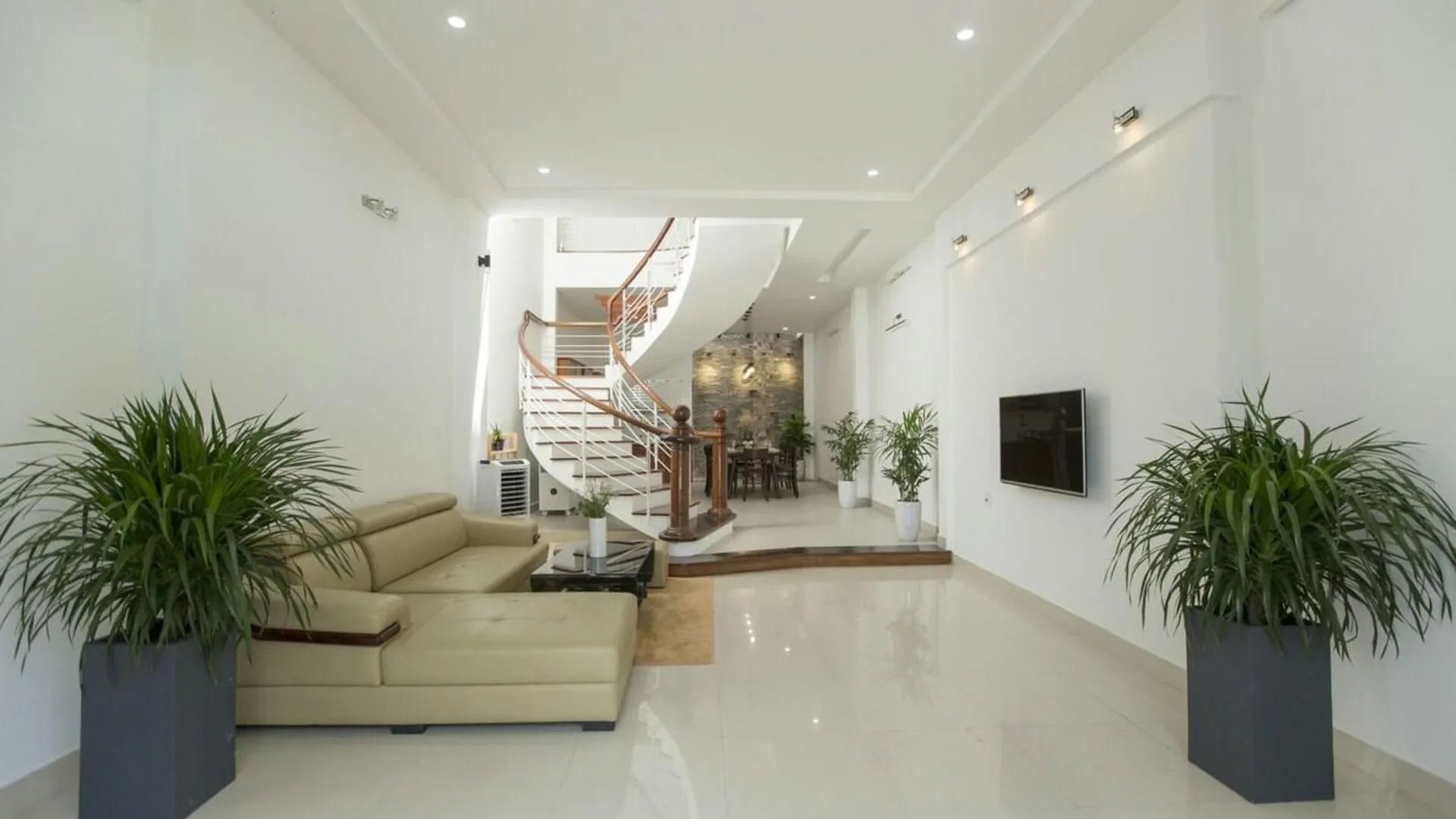 다낭 푸옥미의 프라이빗 하우스 (300m², 침실 4개, 프라이빗 욕실 5개) 4성급 게스트하우스 로비