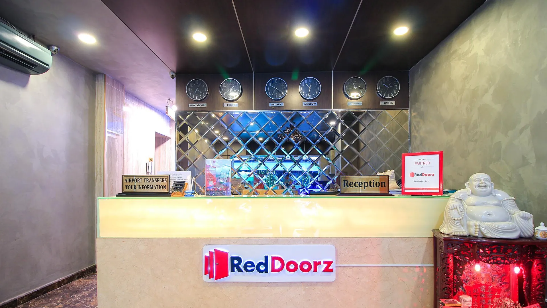 호치민 레드도어즈 프리미엄 @ 아티카 호텔 2성급 호텔 외관