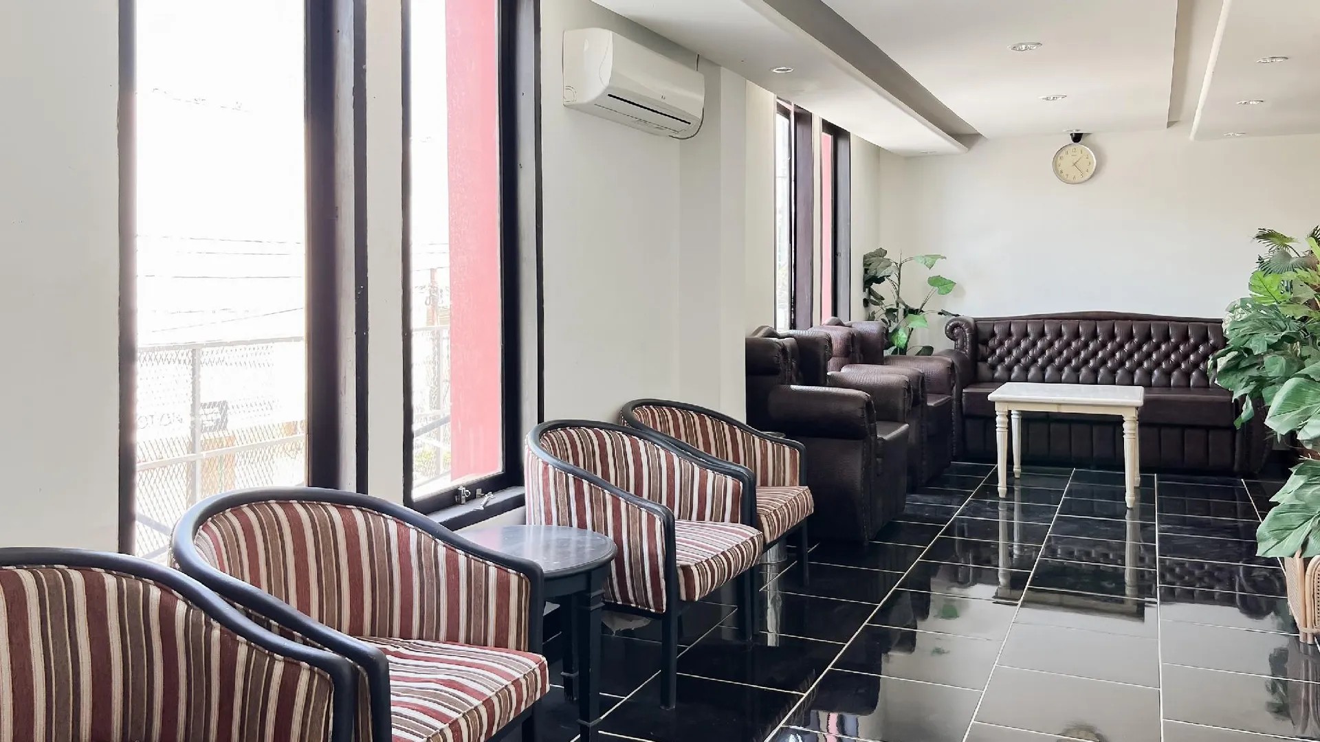 마카사르 Urbanview Hotel Yasmin Makassar by RedDoorz 2성급 호텔 수영장