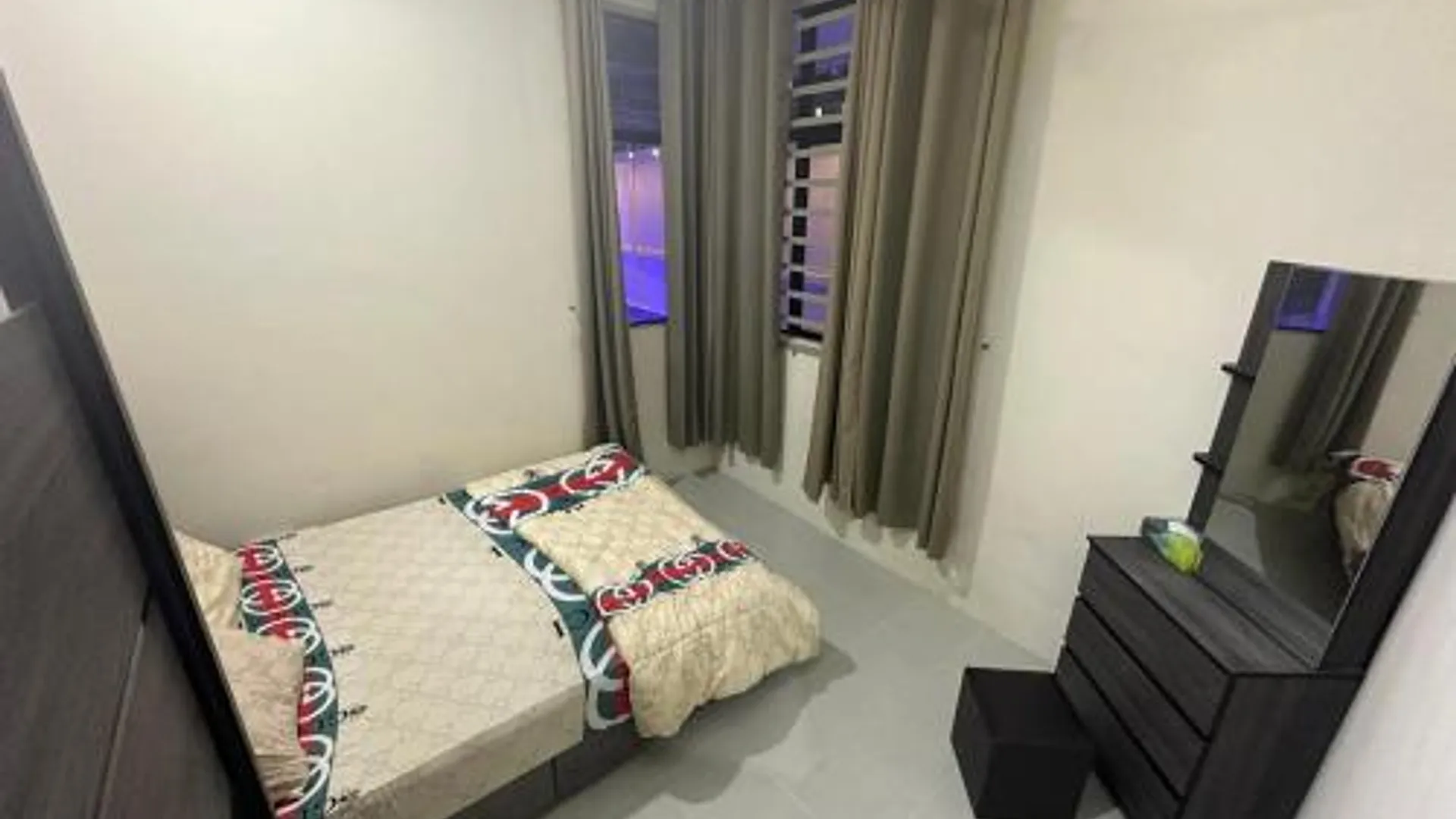 쿠알라테렝가누 세베랑 타키르 / 공항의  (m², 침실 4개, 프라이빗 욕실 2개) 4성급 게스트하우스 스위트룸