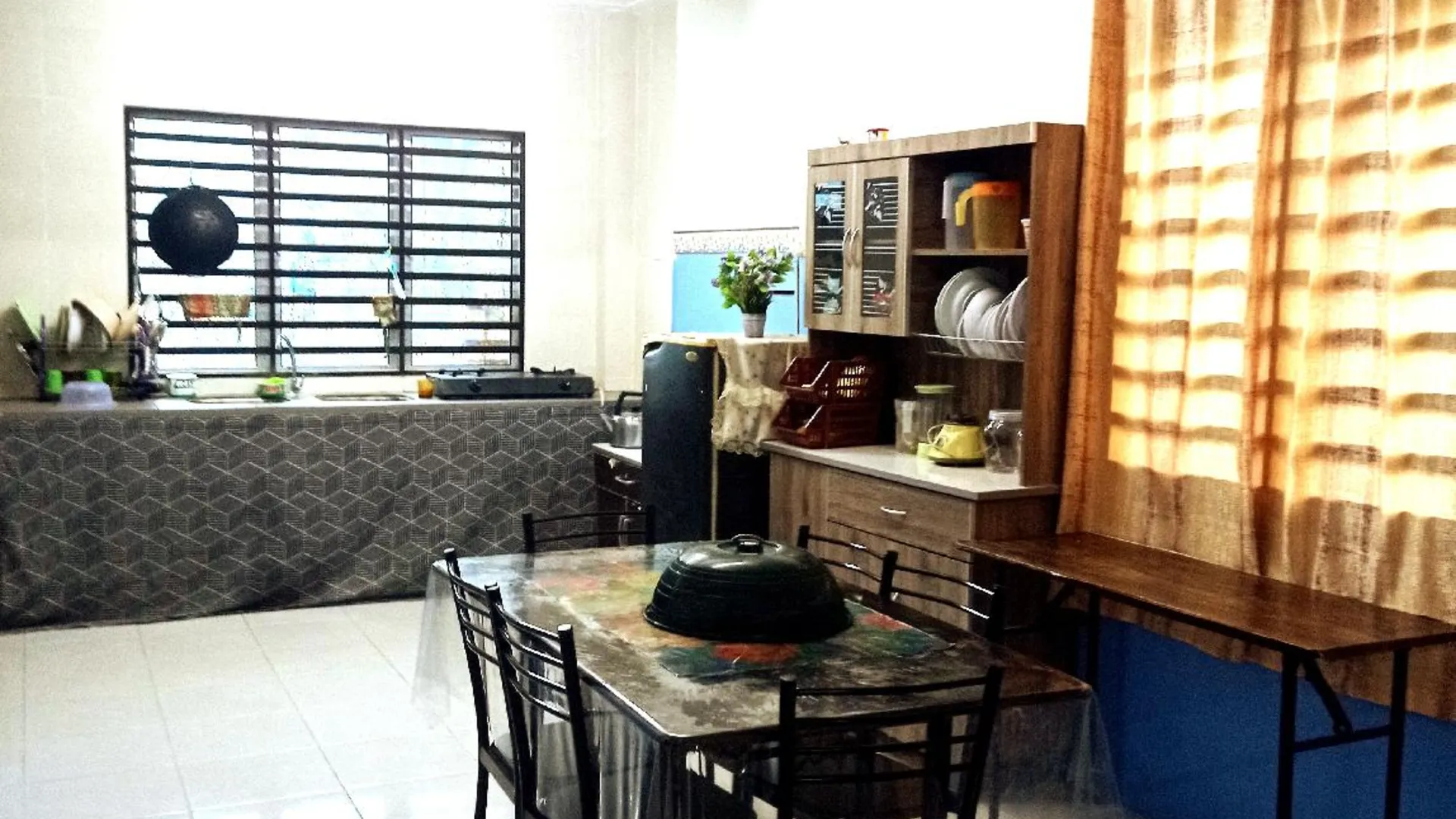 이포 탄중 람부탄의 프라이빗 하우스 (1400m², 침실 3개, 프라이빗 욕실 3개) 4성급 게스트하우스 전망