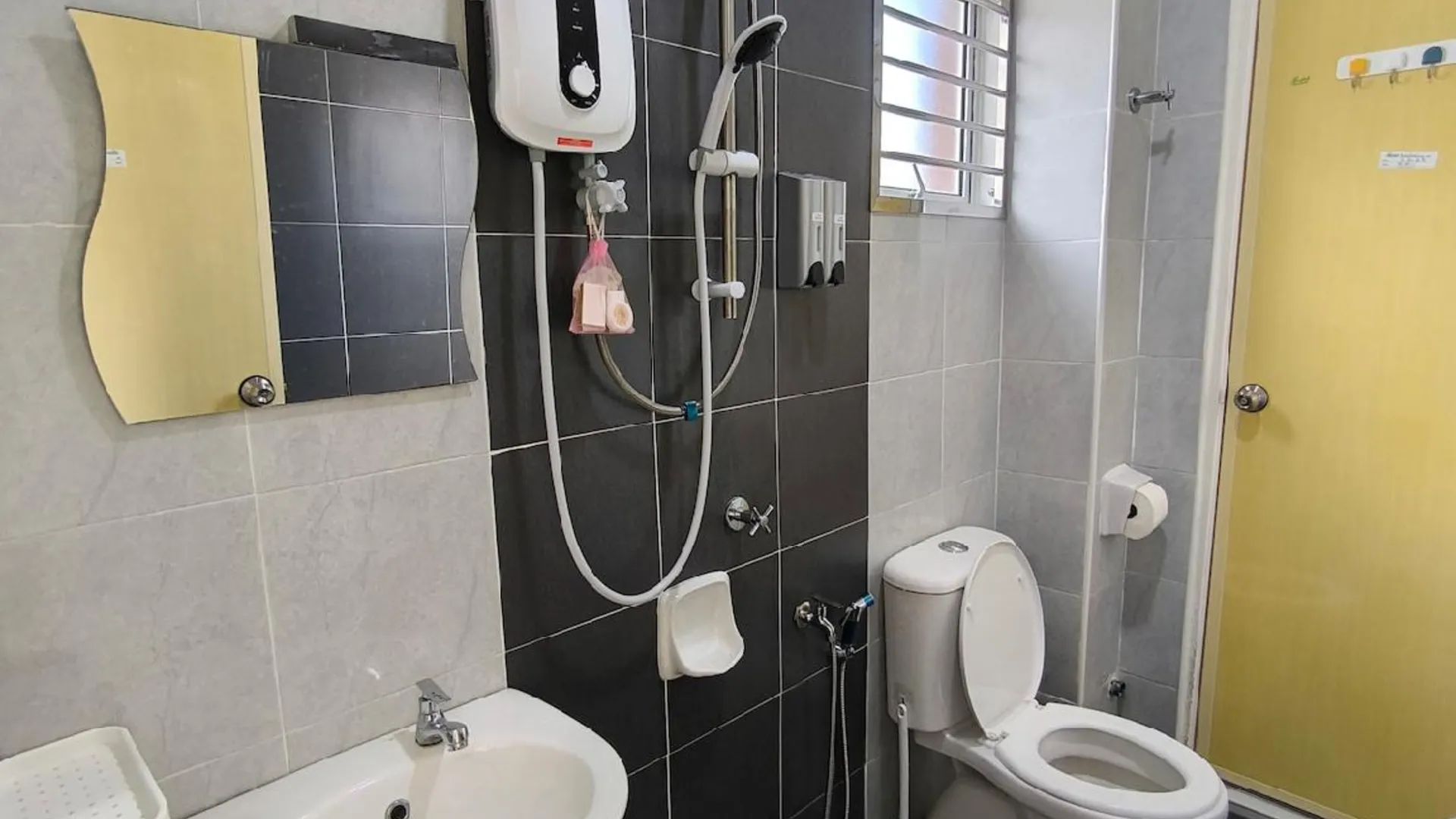 바투 파핫 바투 파핫의 프라이빗 하우스 (m², 침실 4개, 프라이빗 욕실 3개) 4성급 게스트하우스 스위트룸