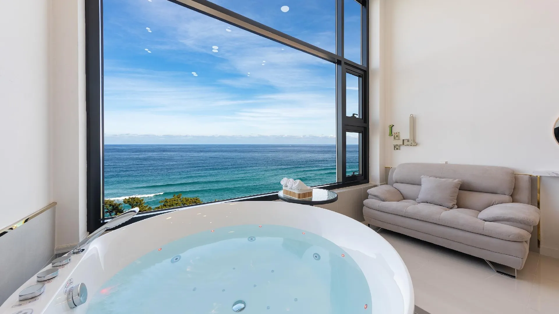 강릉 메르뷰 오션뷰 스파펜션 3성급 게스트하우스 객실