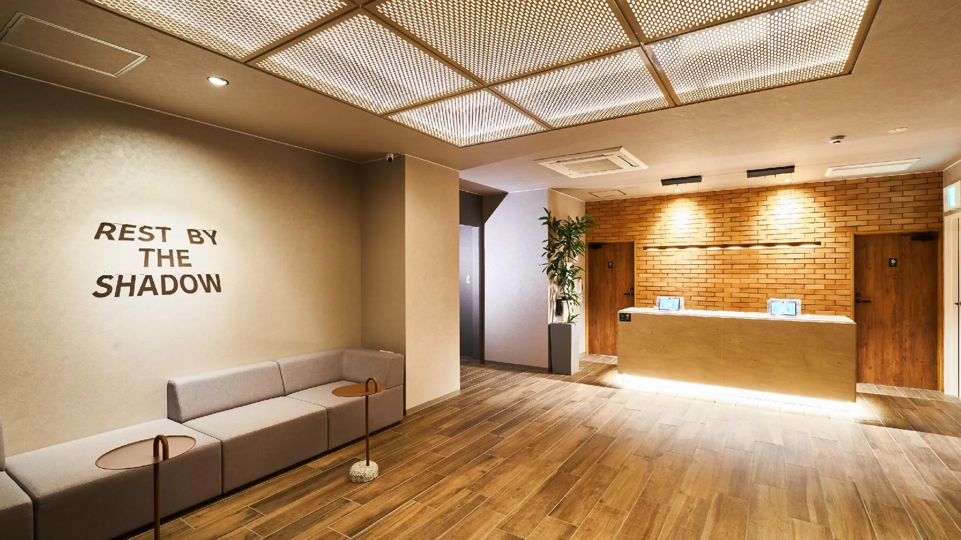 오키나와 본섬 라쿠텐 스테이 나하 미에바시 4성급 게스트하우스 로비