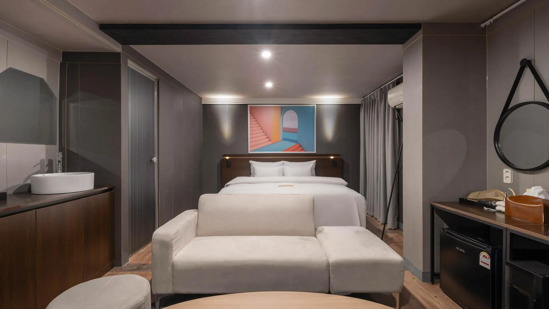 서울 신촌 URBAN HOTEL&PLAY 3성급 호텔 스위트룸