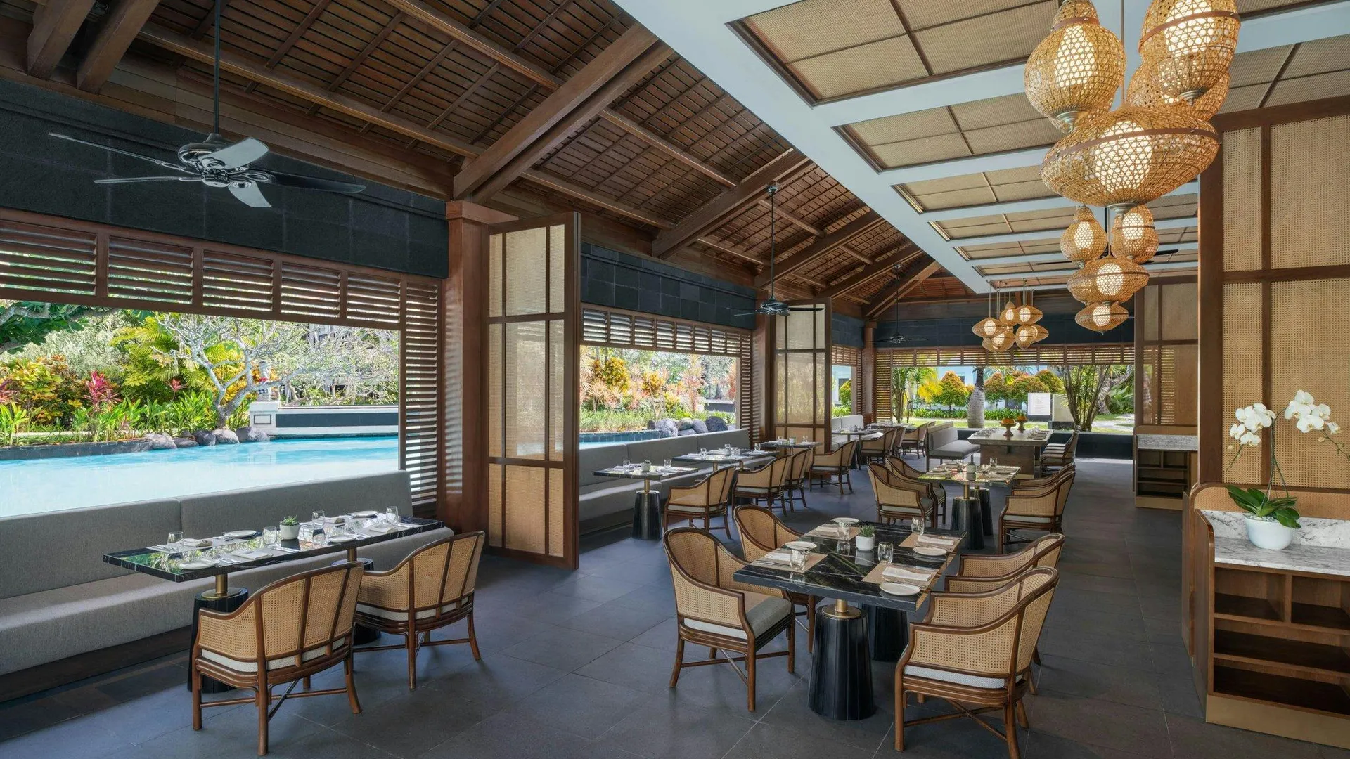 발리 더 라구나, 어 럭셔리 컬렉션 리조트 앤 스파, 누사 두아, 발리 5성급 호텔 레스토랑