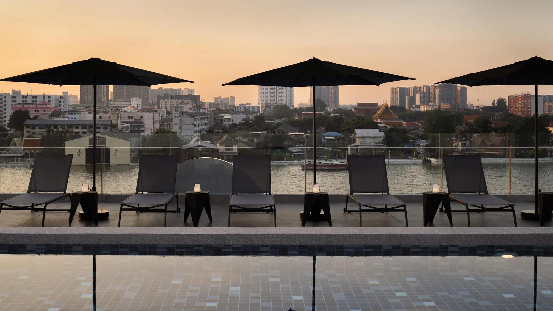 방콕 더 스탠다드X 방콕 프라 아르팃 4성급 호텔 객실