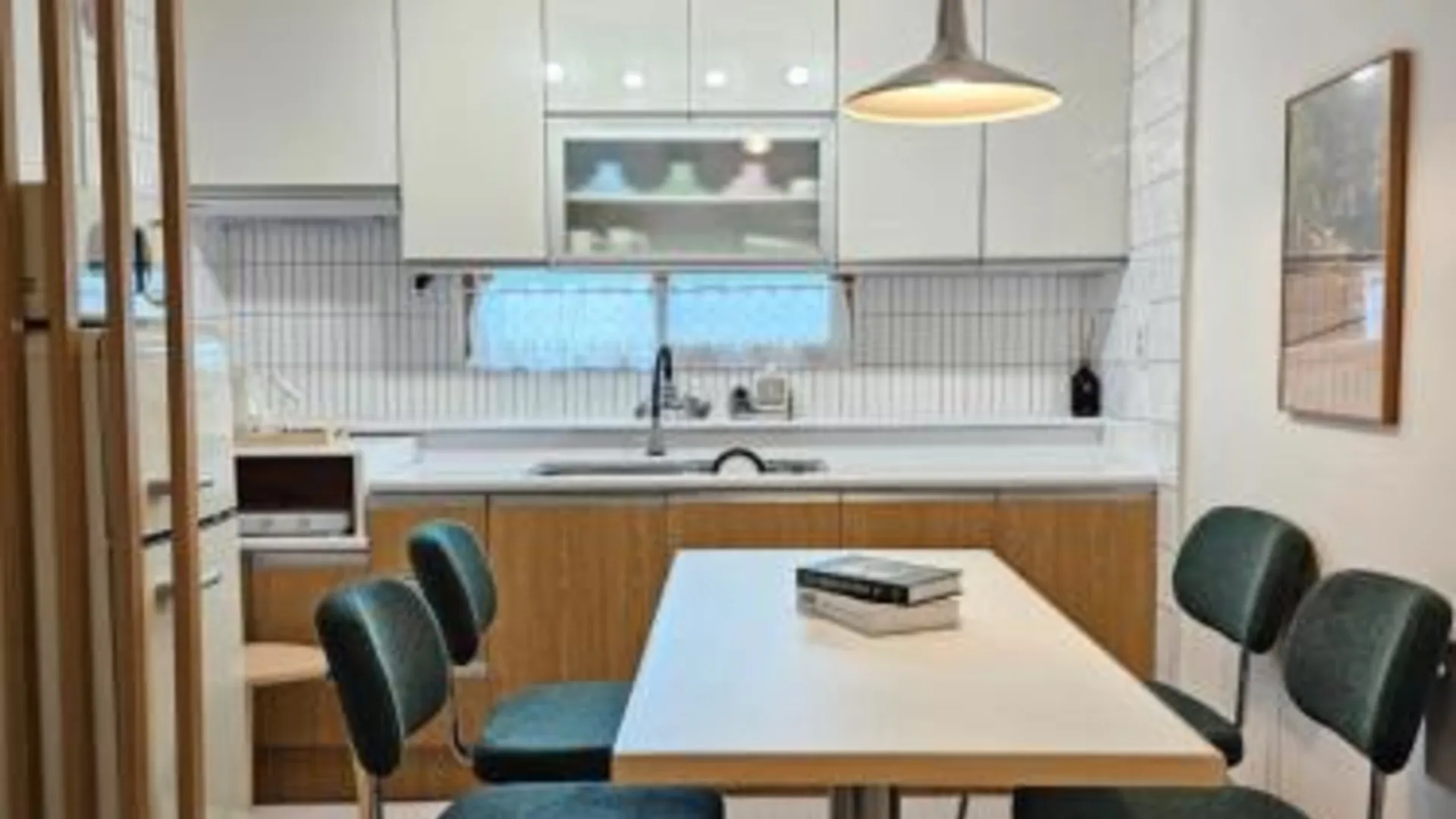 서울 조기예약할인,STAY Yeoyu , 공항버스3분 ,R3, bed4, 최대7인,홍제 폭포 4성급 싱글룸 수영장