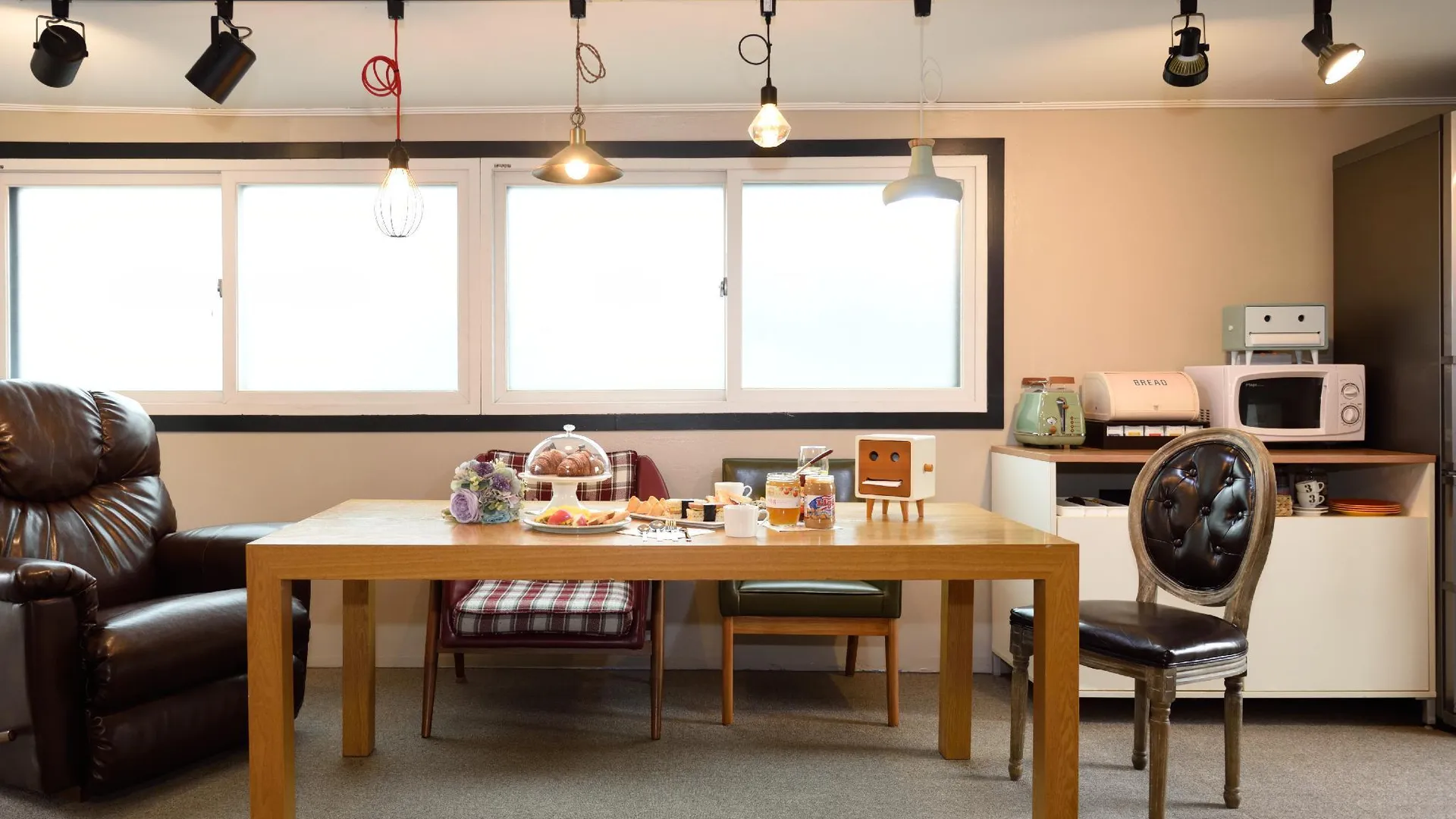 서울 더 원 호스텔 홍대 1성급 호텔 로비