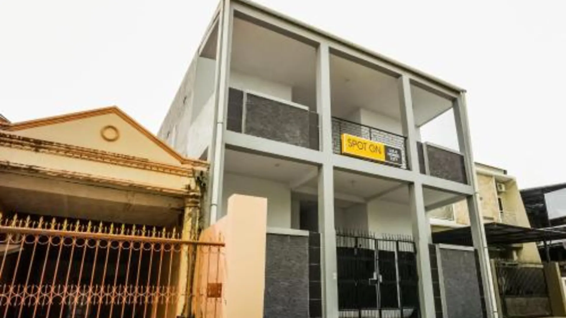 마카사르 오요 2277 룰루 홈 2성급 호텔 외관