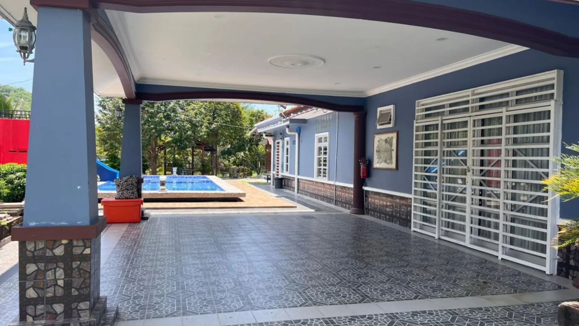 쿠알라 네랑 지트라의 프라이빗 하우스 (2400m², 침실 5개, 프라이빗 욕실 4개) 3성급 싱글룸 외관