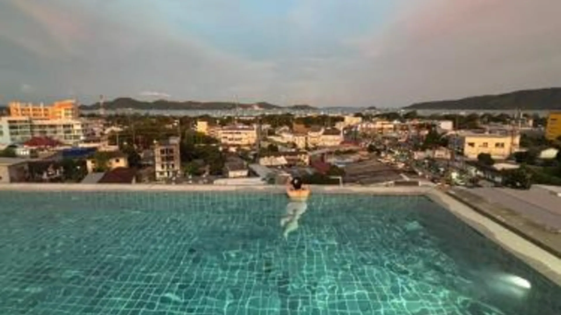 푸켓 The deck patong 1성급 호텔 수영장