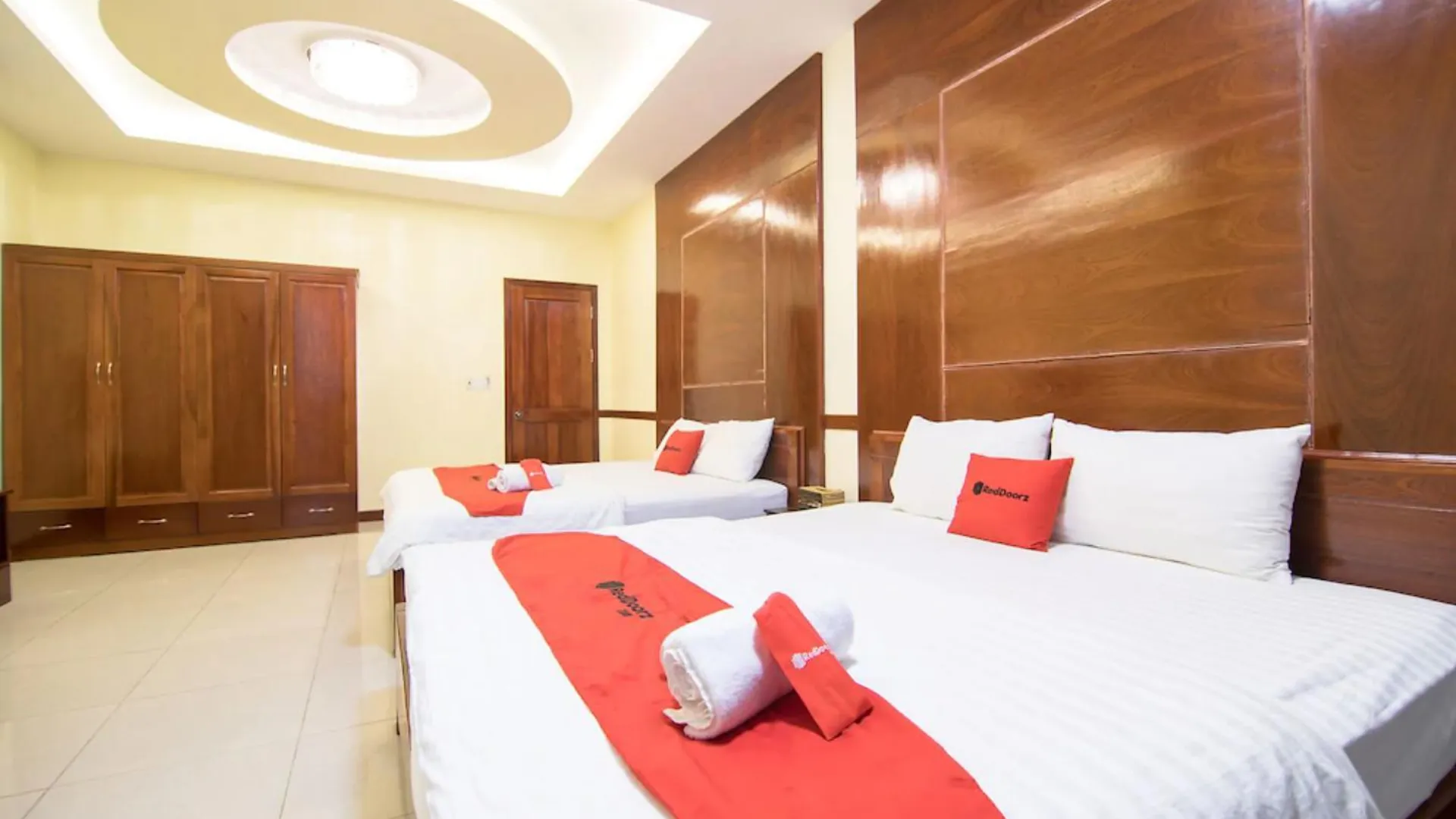 호치민 레드도어즈 플러스 니어 미엔동 버스 스테이션 3성급 호텔 객실