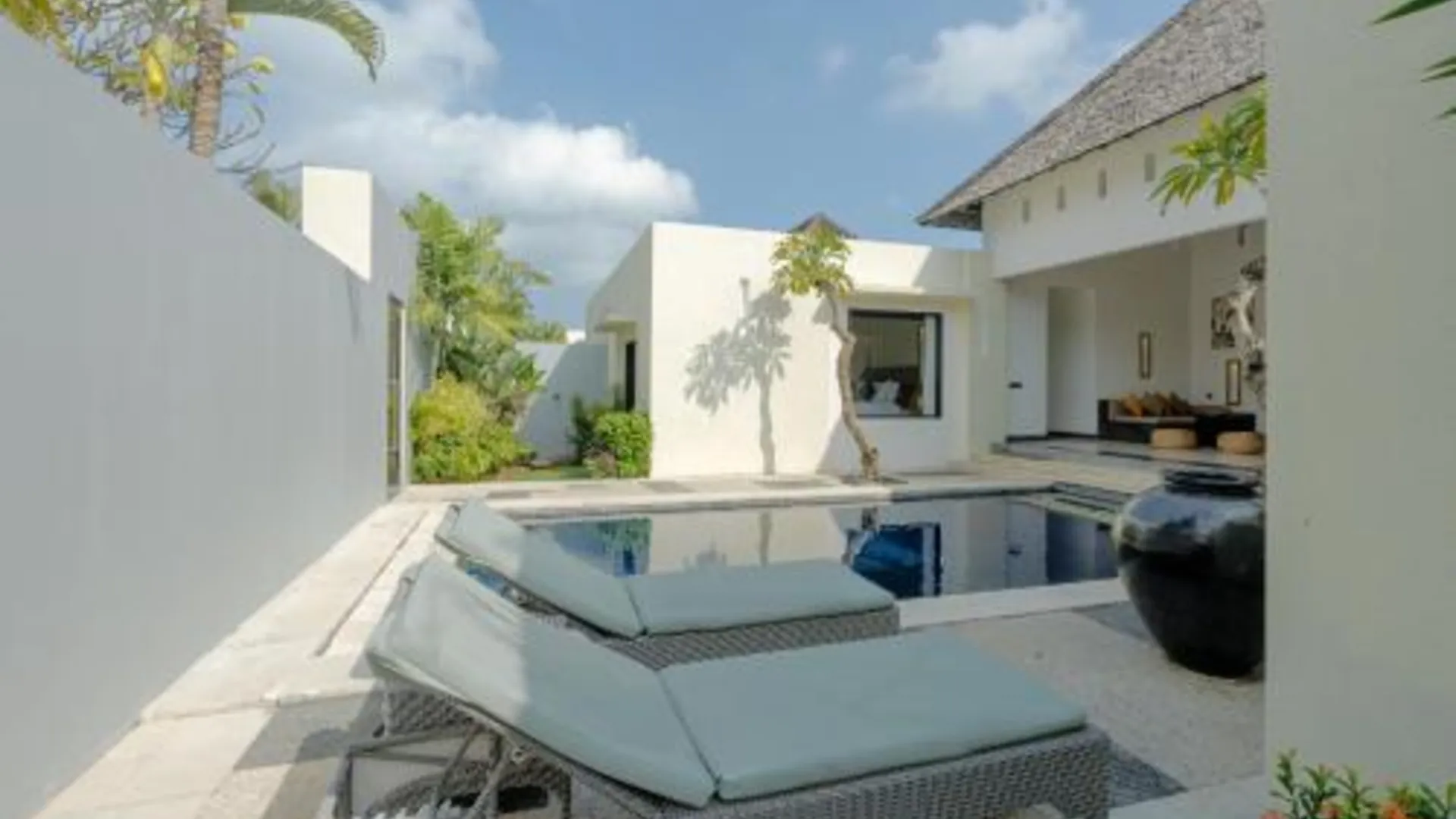 발리 더 스미냑 스위트 프라이빗 빌라 5성급 호텔 외관