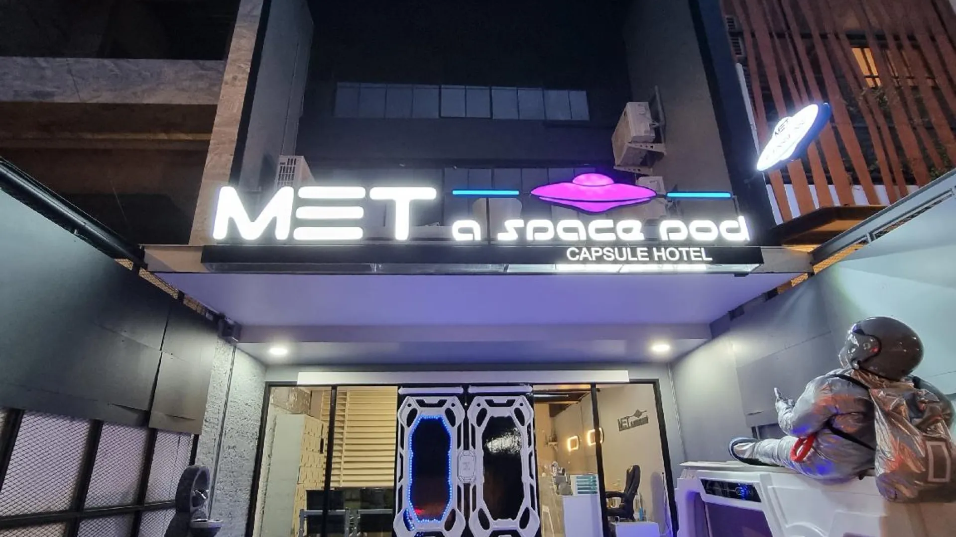 방콕 MET 어 스페이스 포드 @ 프롬퐁 1성급 호텔 외관