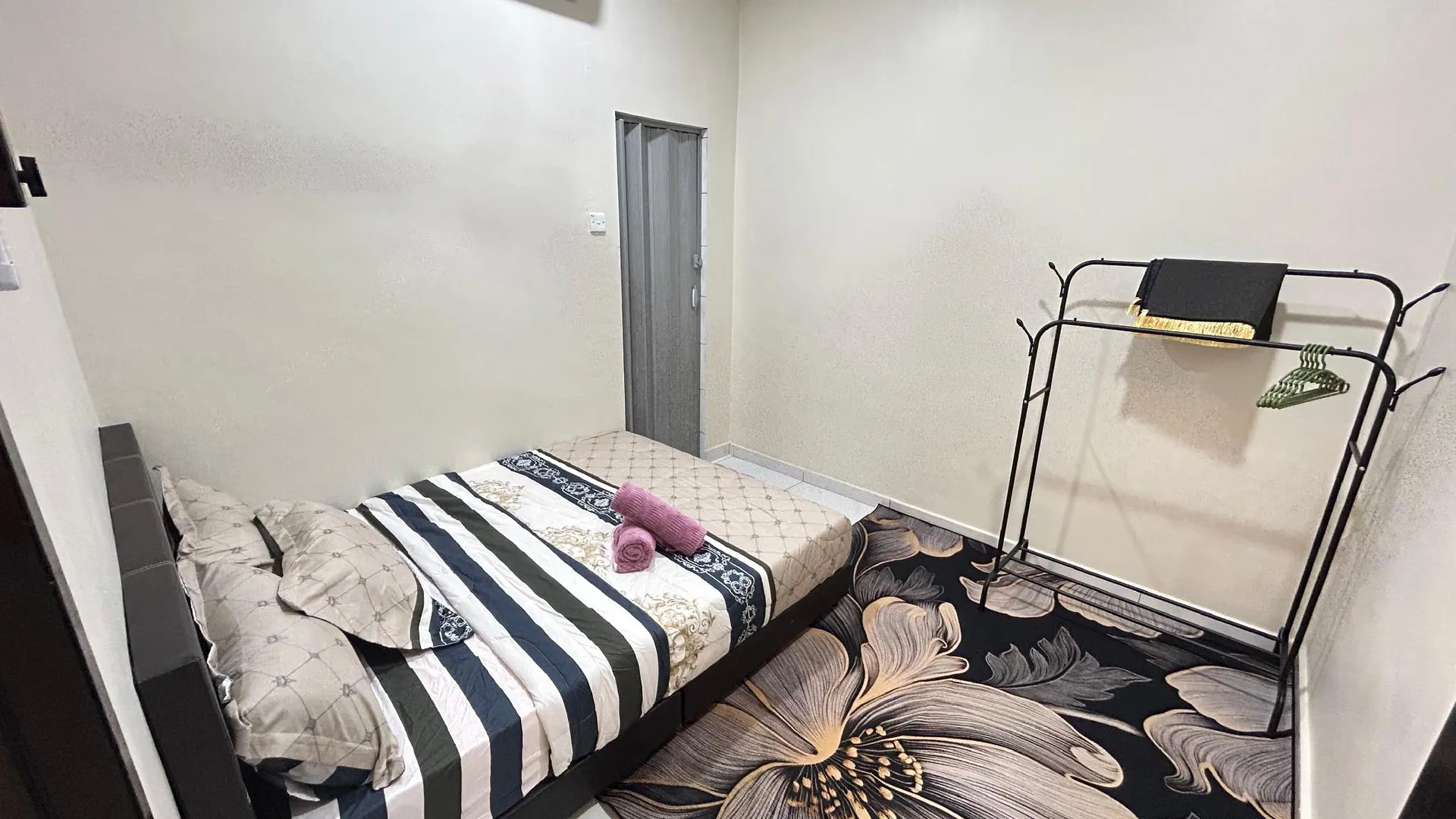 코타 팅기 코타 팅기 타운의 프라이빗 하우스 (m², 침실 3개, 프라이빗 욕실 2개) 1성급 싱글룸 레스토랑