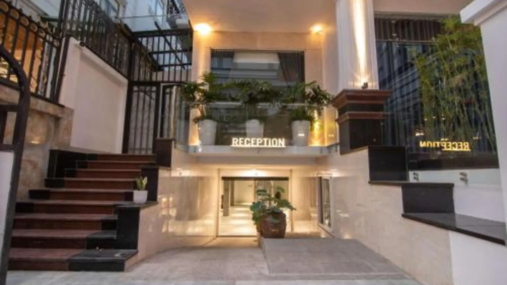 호치민 빈 빈 호텔 8 - 선라이즈 시티 디스트릭트 7 근처 2성급 호텔 외관