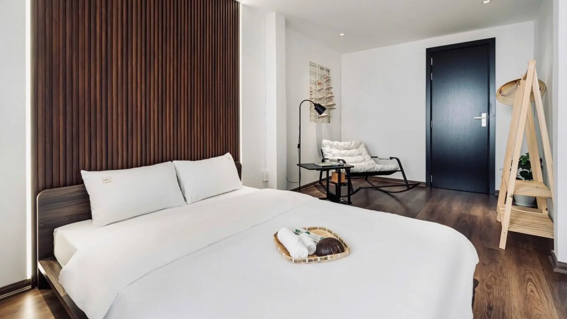 호치민 3rd floor big balcony studio, center of HCM city ! 2성급 싱글룸 스위트룸