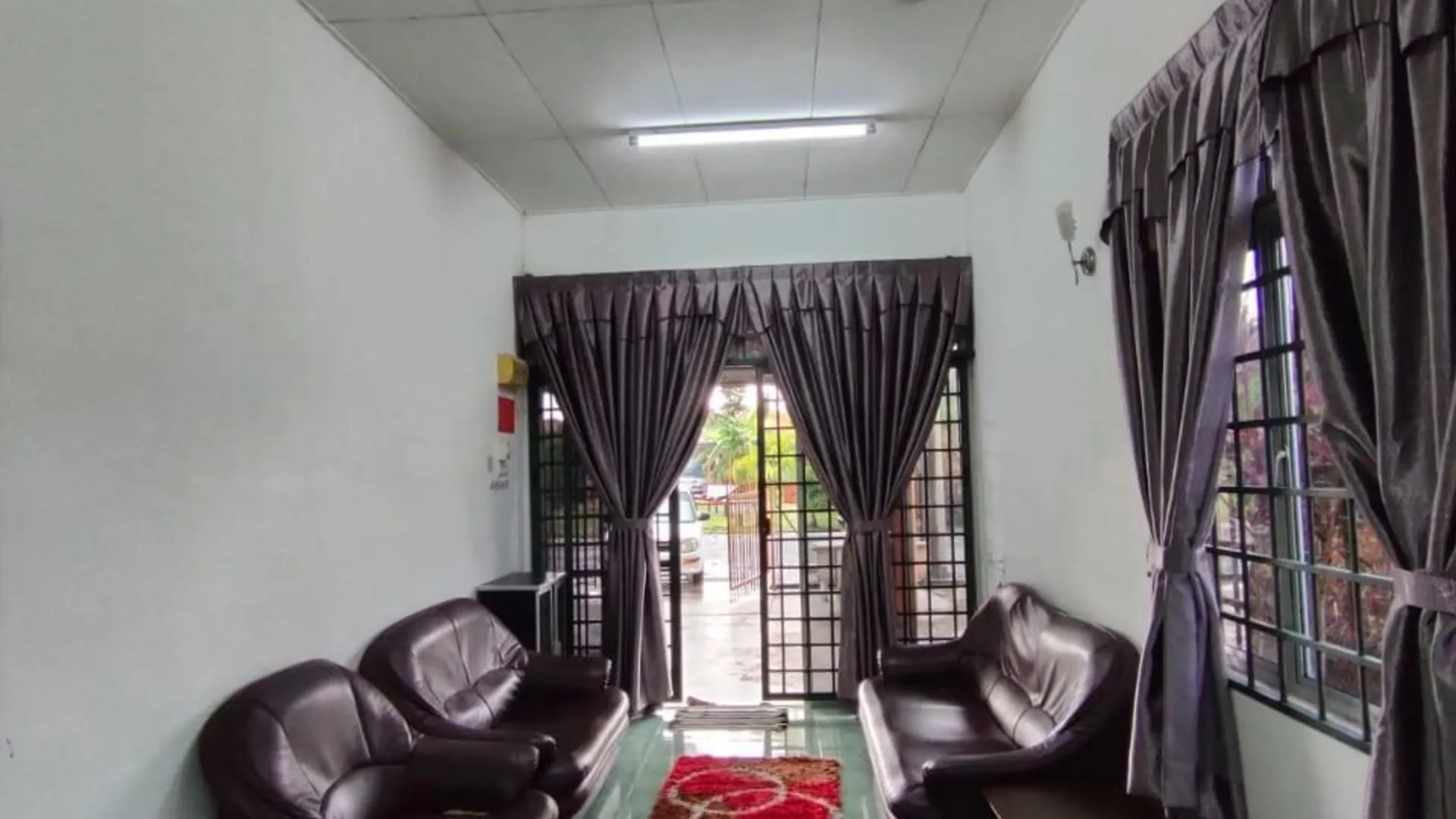 캉가르 캄풍 케리앙 단의 프라이빗 하우스 (100m², 침실 3개, 프라이빗 욕실 2개) 2성급 싱글룸 로비