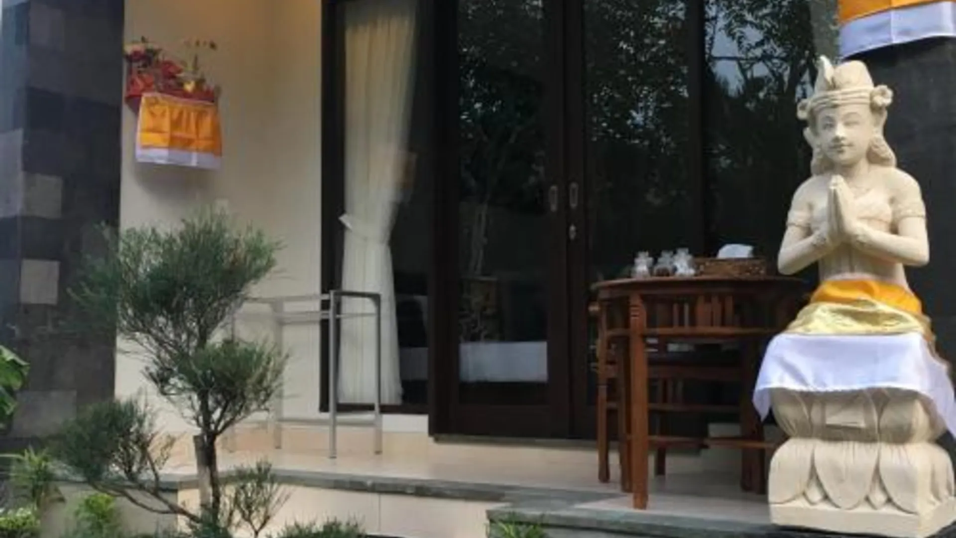 발리 누그라하 게스트하우스 2 1성급 호텔 레스토랑