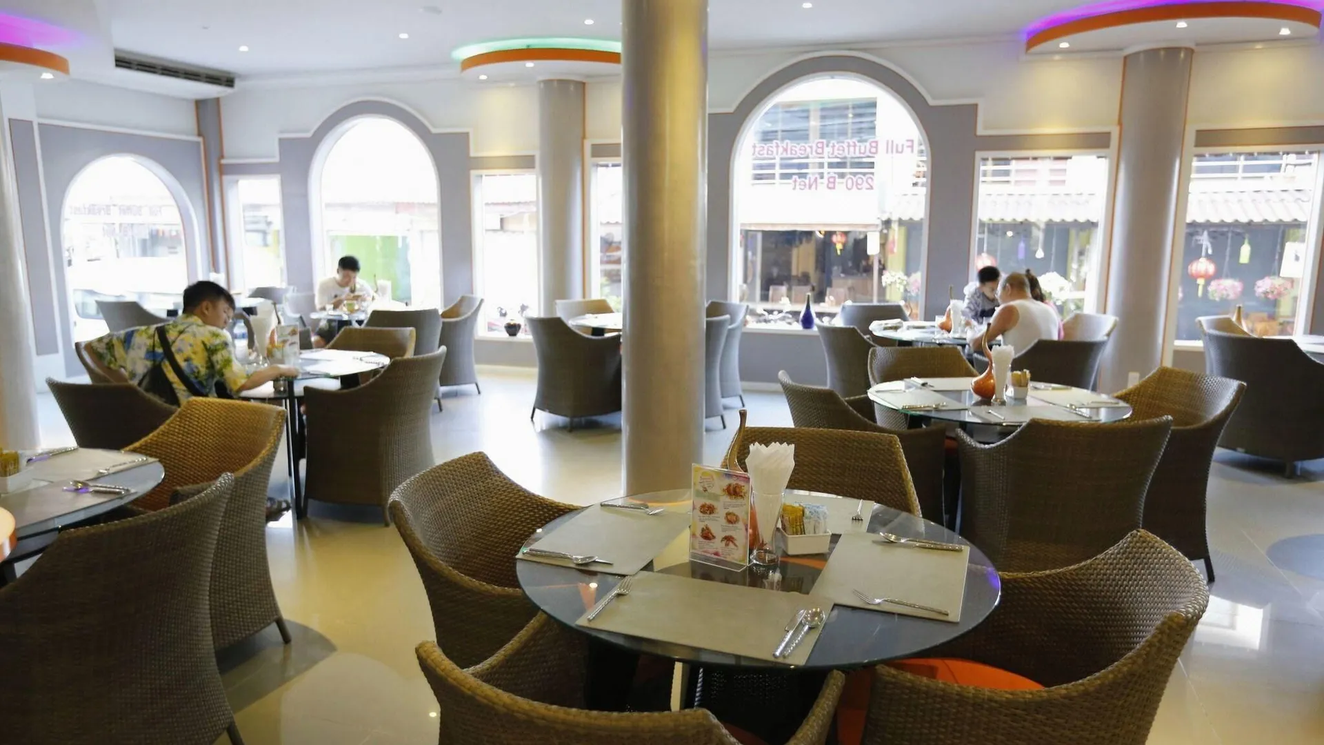 푸켓 반 카말라 백팩커 2성급 호텔 수영장