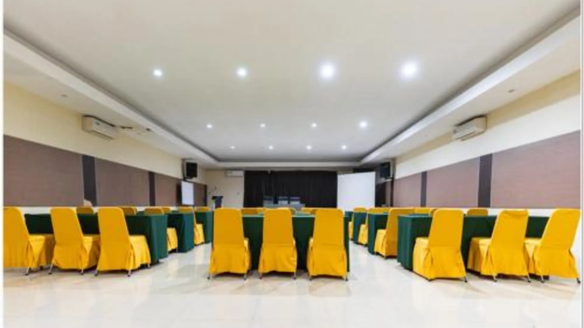 마카사르 RedDoorz Plus @ Hertasning Area Makassar 3성급 호텔 스위트룸