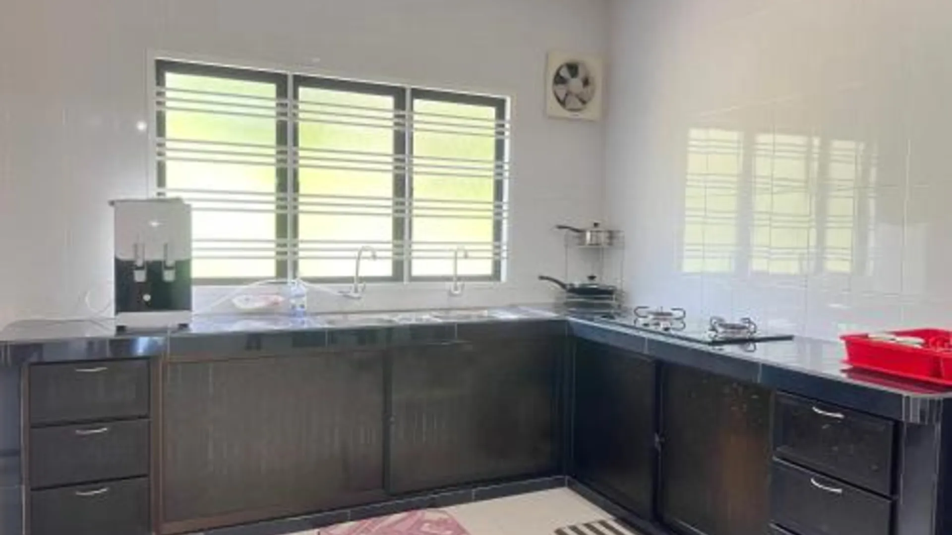 말라카 Padang Temu Near TOWN Homestay 9pax @ ExcluSuites  3성급 게스트하우스 레스토랑