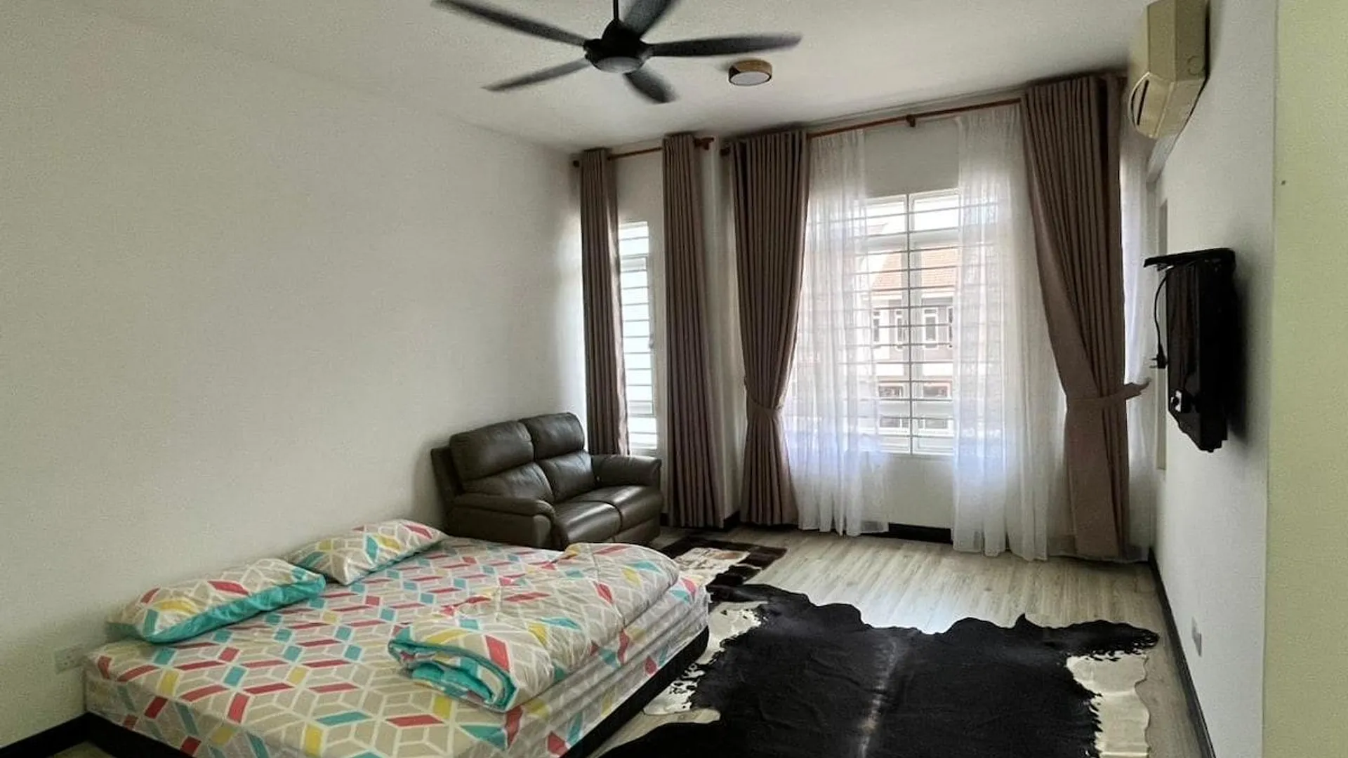 바투 아랑 바투 아랑의 프라이빗 하우스 (m², 침실 3개, 프라이빗 욕실 3개) 3성급 게스트하우스 레스토랑