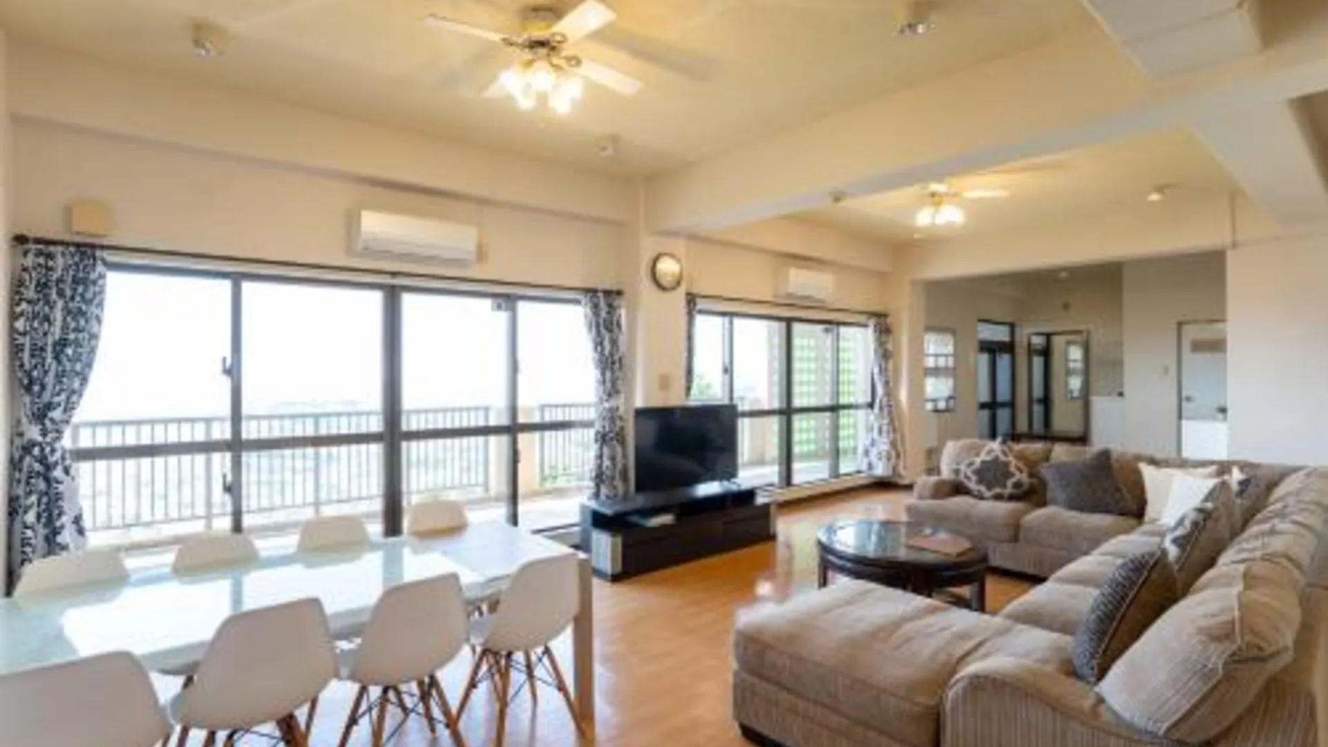 오키나와 본섬 島テラス高台から太平洋を眺める最高のロケーションハウス 3성급 싱글룸 로비