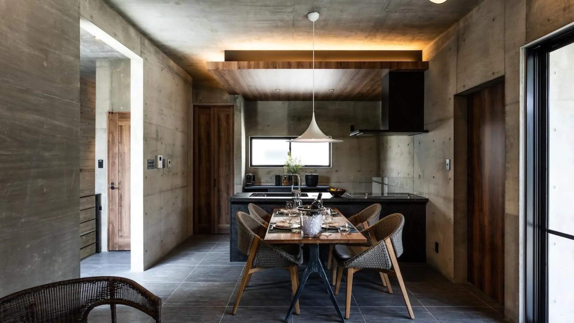 오키나와 본섬 류큐 브리즈・1동대절｜최대 6명｜프라이빗 풀｜비치 도보 30초 4성급 게스트하우스 로비