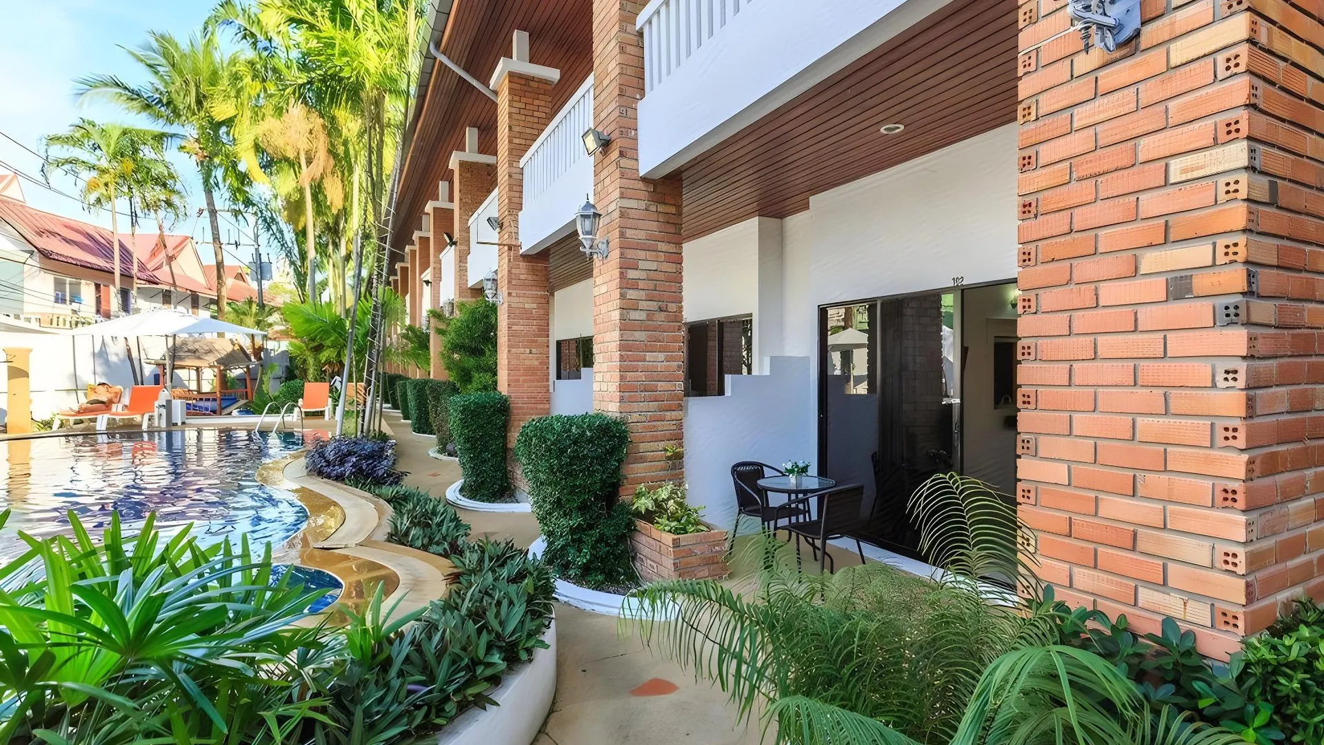 푸켓 ETK 파통 3성급 호텔 외관