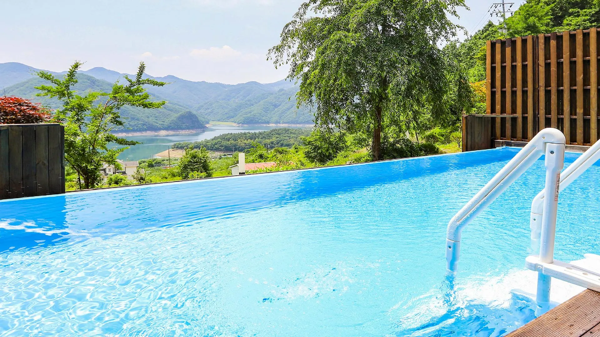 충주 페나테스 풀빌라 A동 3성급 게스트하우스 객실