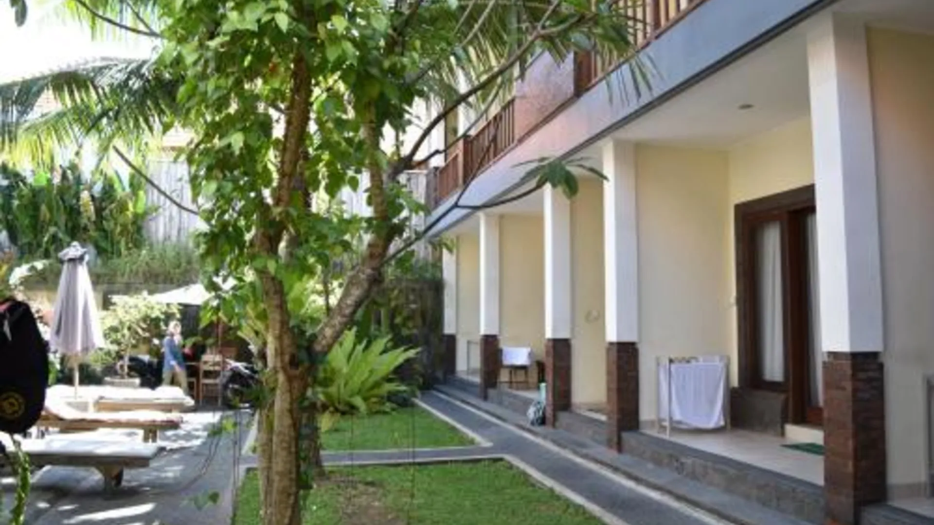 발리 다부미토 게스트하우스 2성급 호텔 수영장