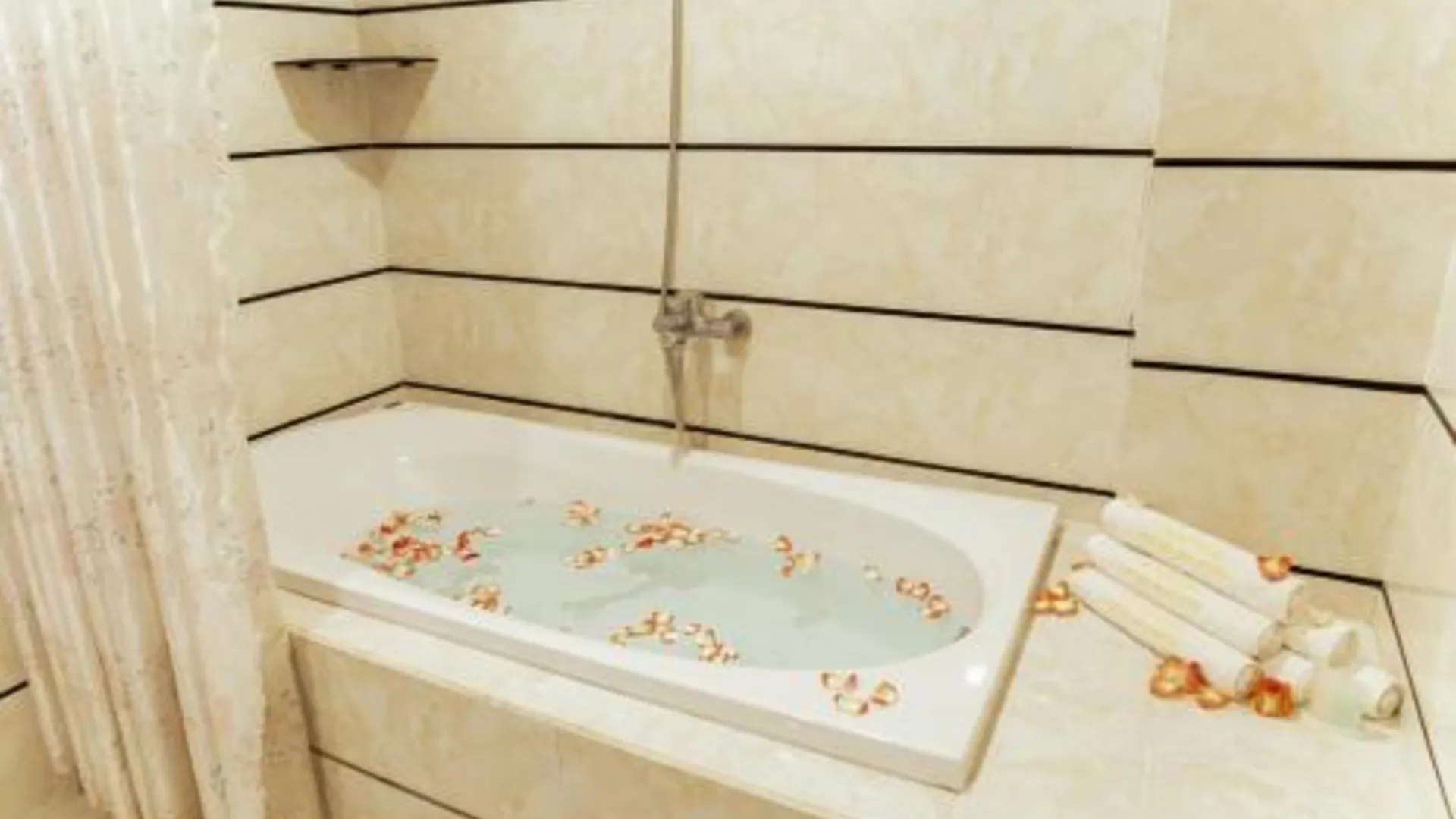 꼰뚬 윈도우 1 호텔 2성급 호텔 수영장