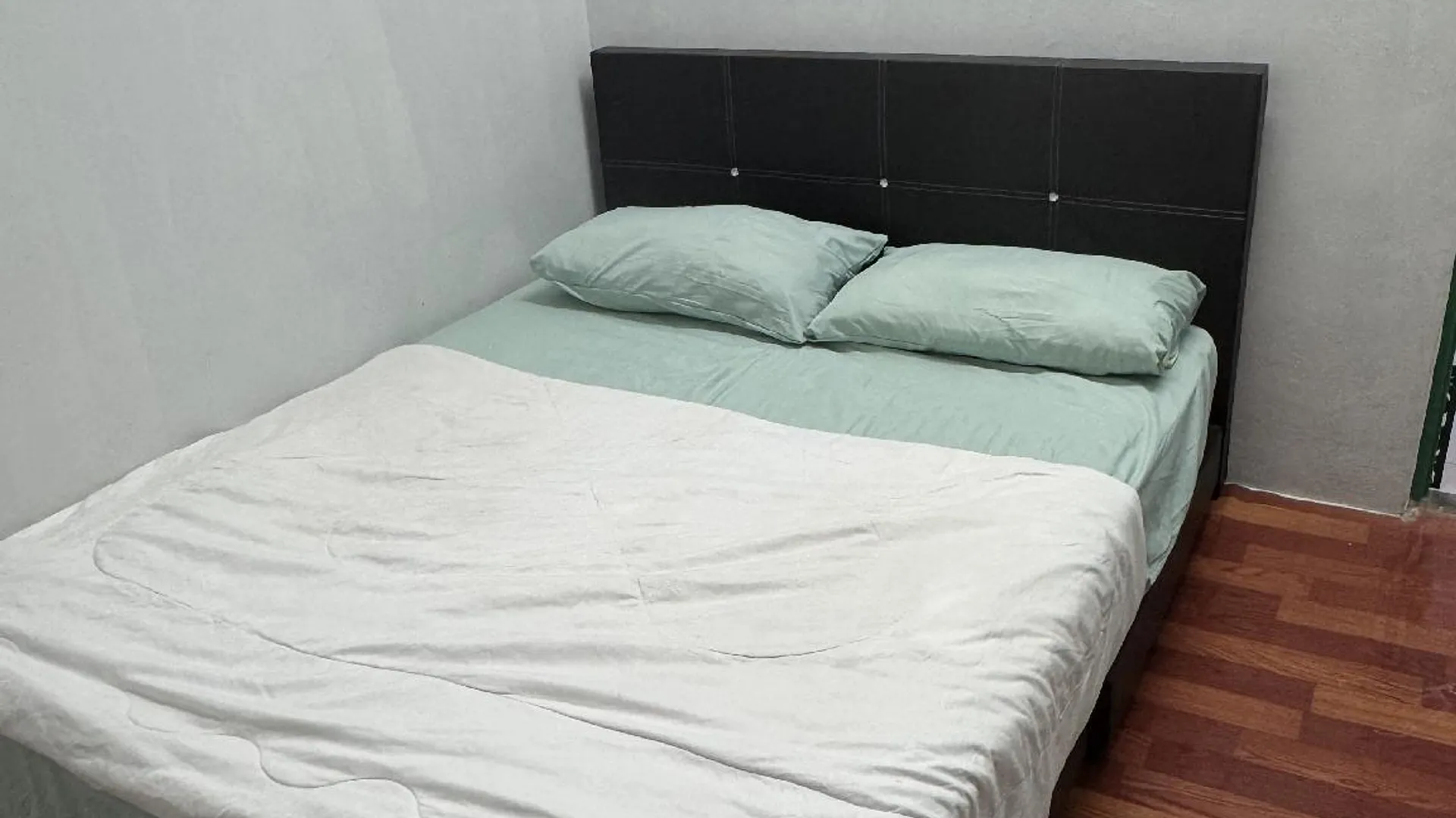 부킷 감비르 부킷 감비르의 프라이빗 하우스 (m², 침실 2개, 프라이빗 욕실 1개) 2성급 싱글룸 레스토랑