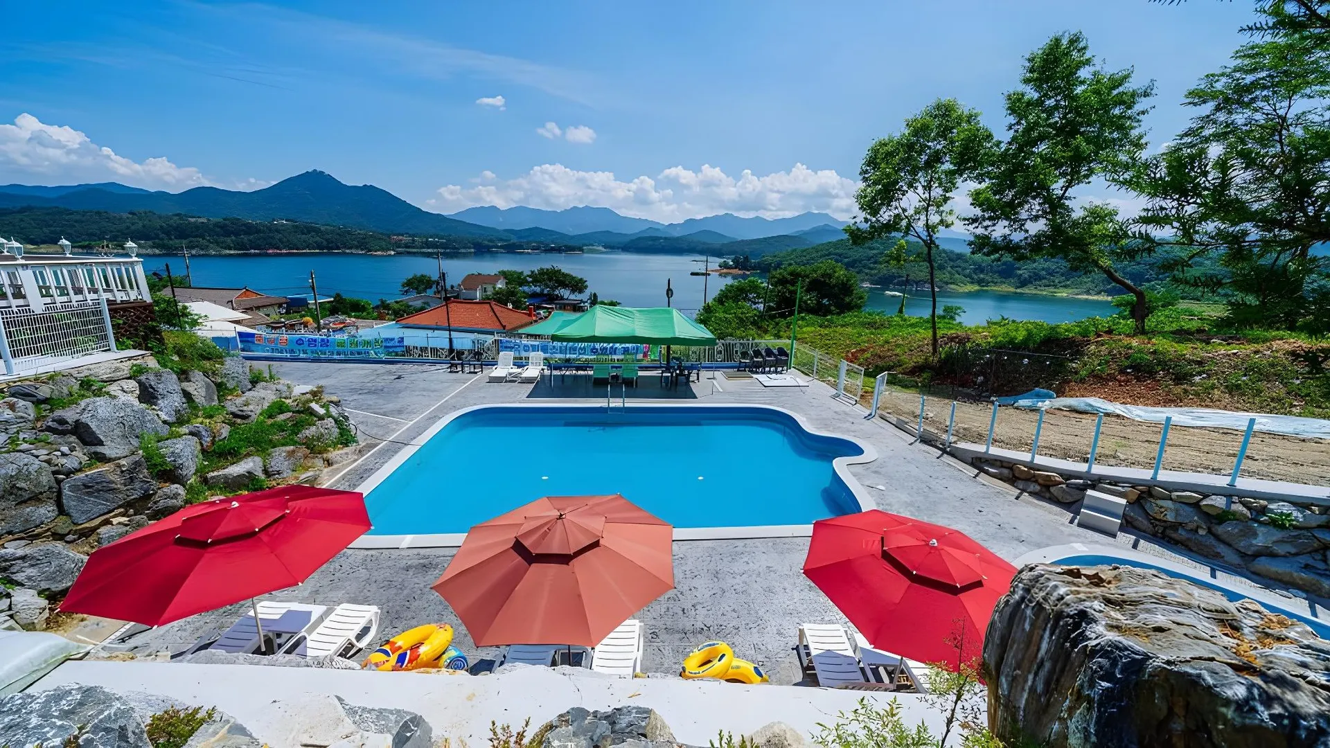 호수 일출 펜션